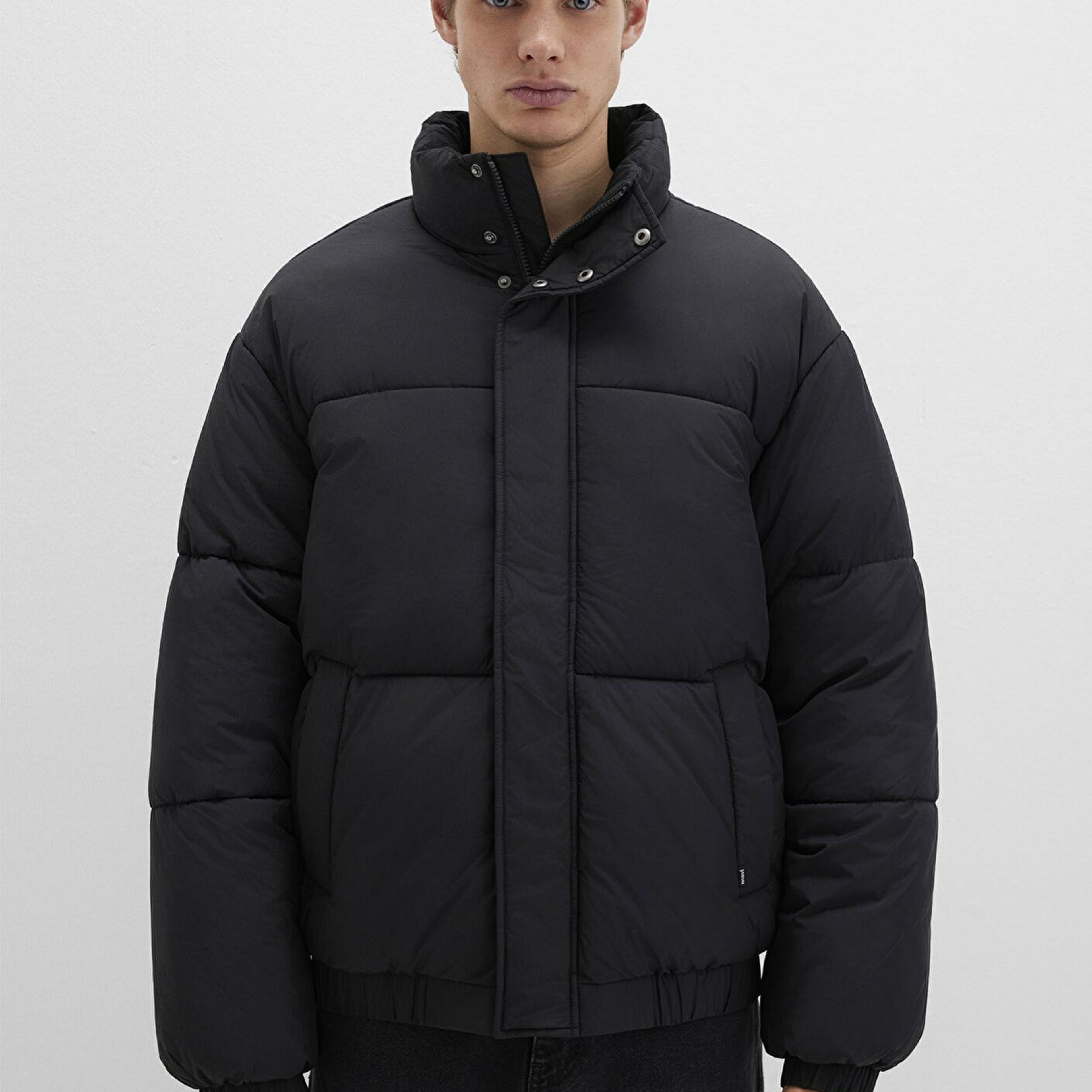 Mavi Dik Yaka Siyah Şişme Mont 0110609-71379