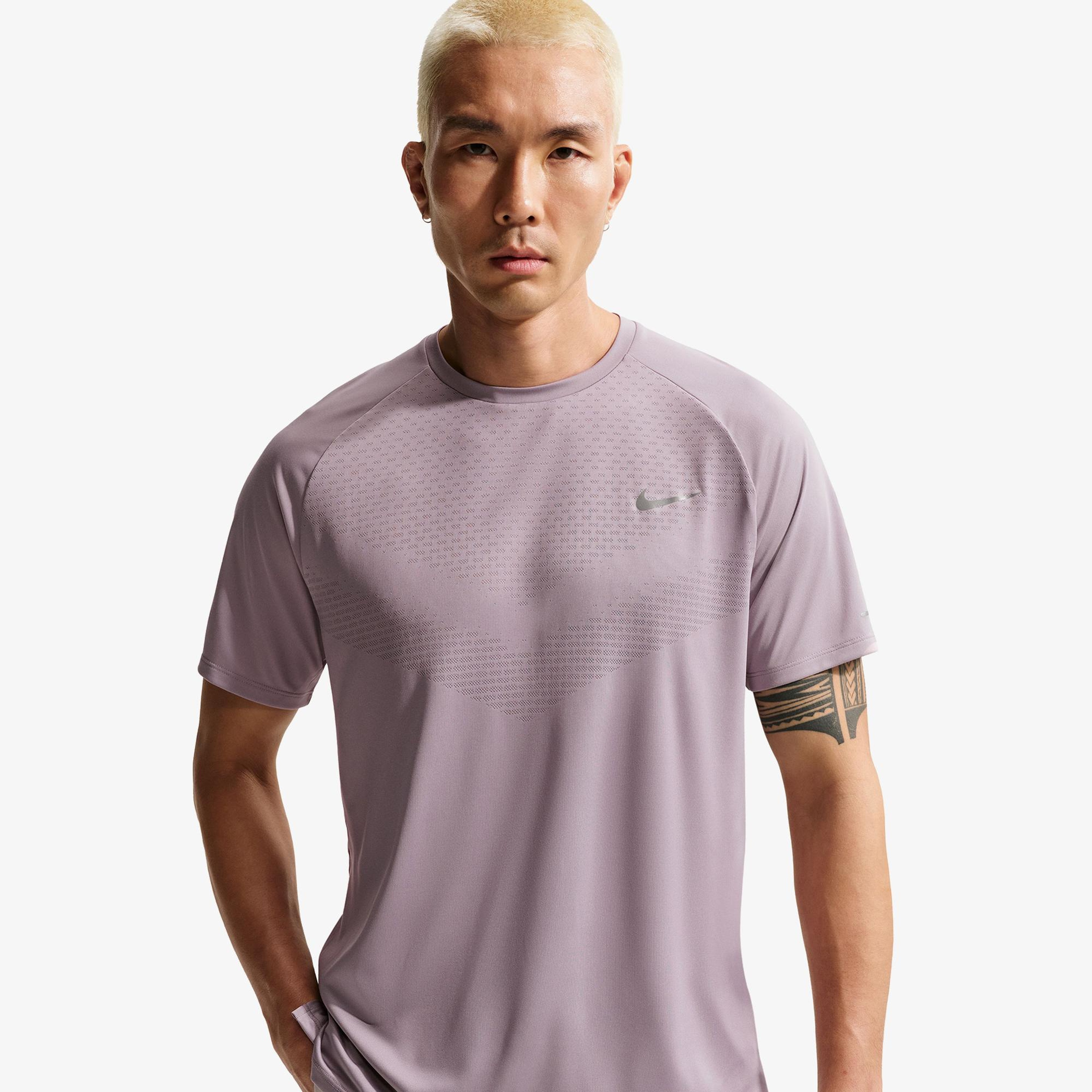 Nike Dri-Fit Stride Erkek Pembe T-Shirt