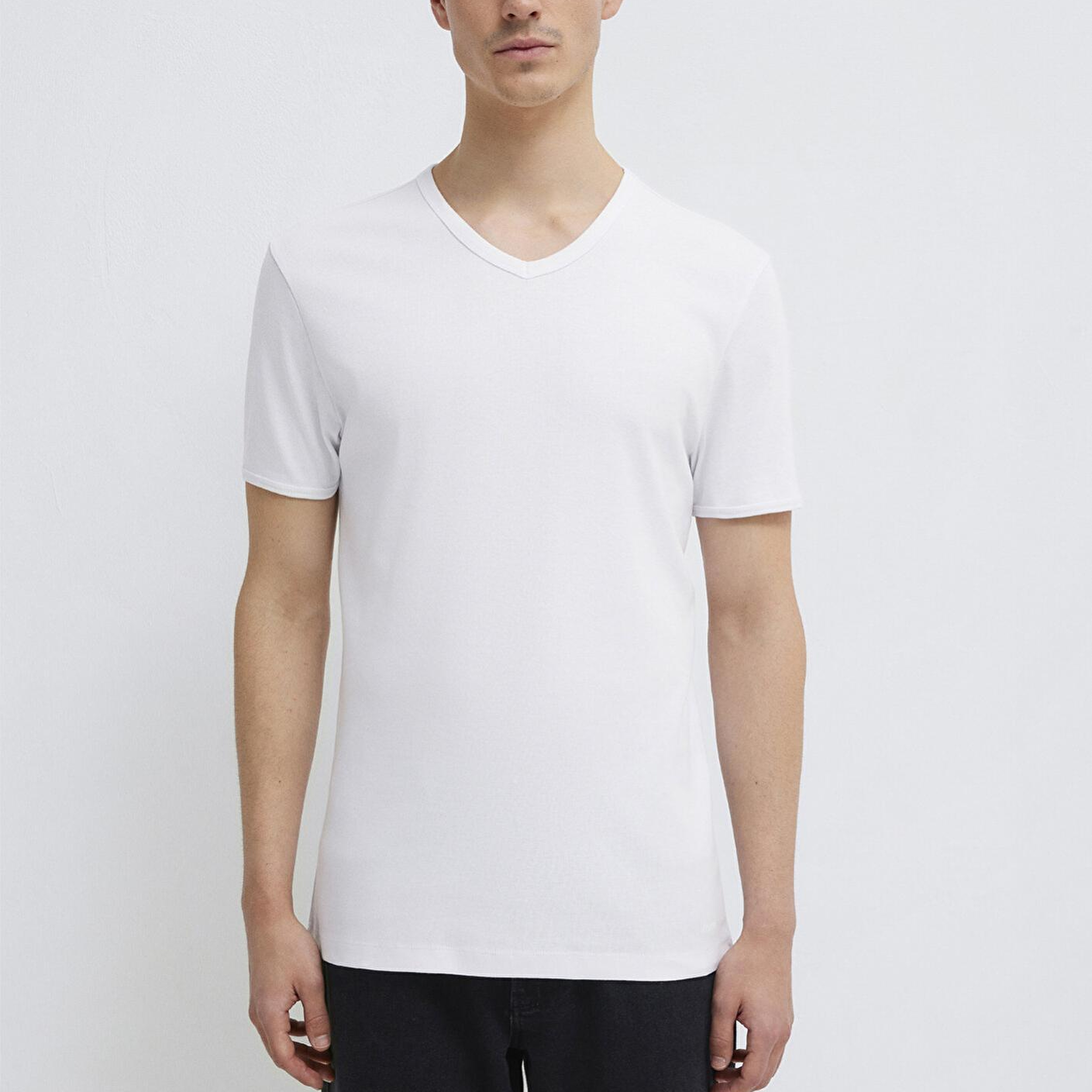 Mavi Ribana Detaylı V Yaka Beyaz Tişört Fitted / Vücuda Oturan Kesim 063748-620