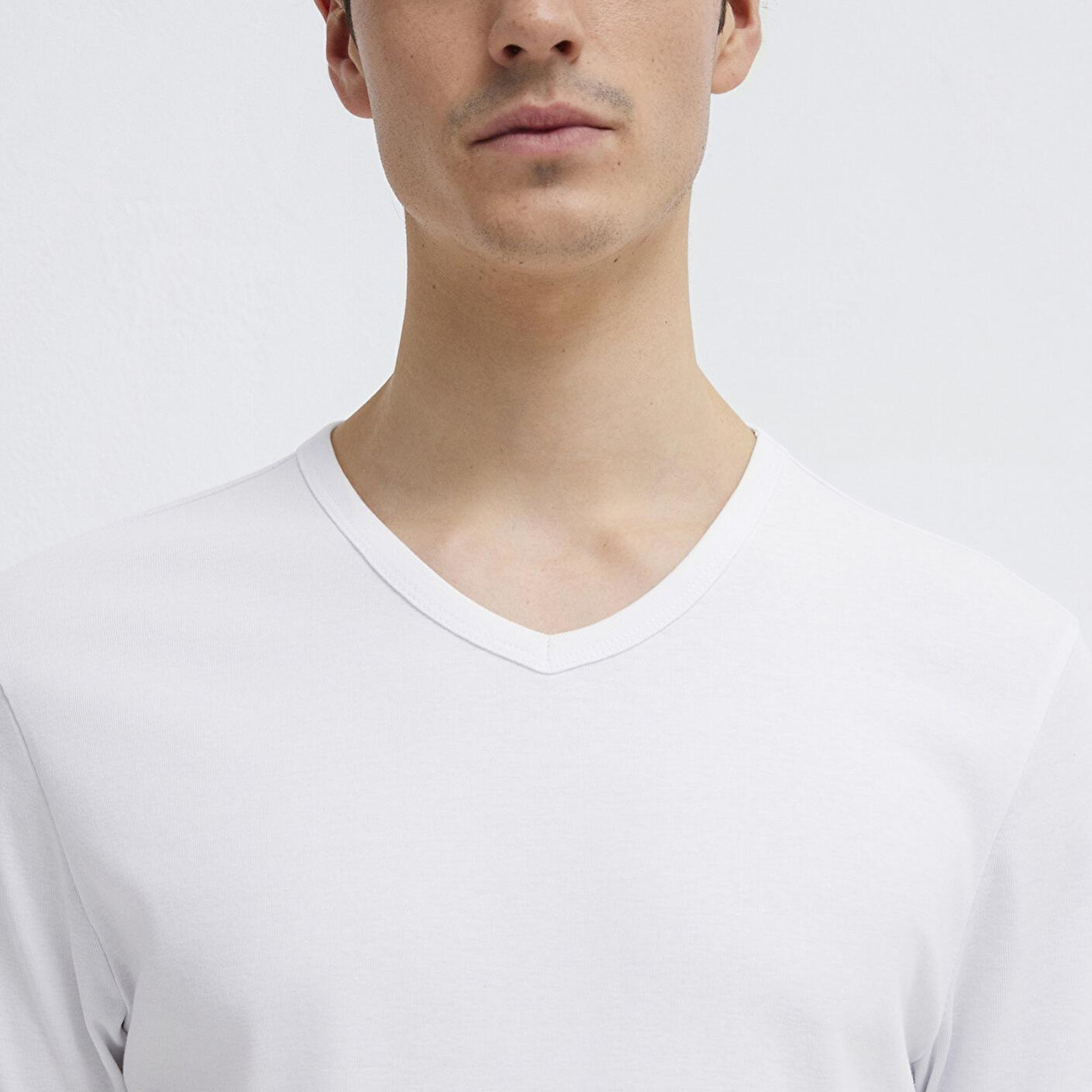 Mavi Ribana Detaylı V Yaka Beyaz Tişört Fitted / Vücuda Oturan Kesim 063748-620