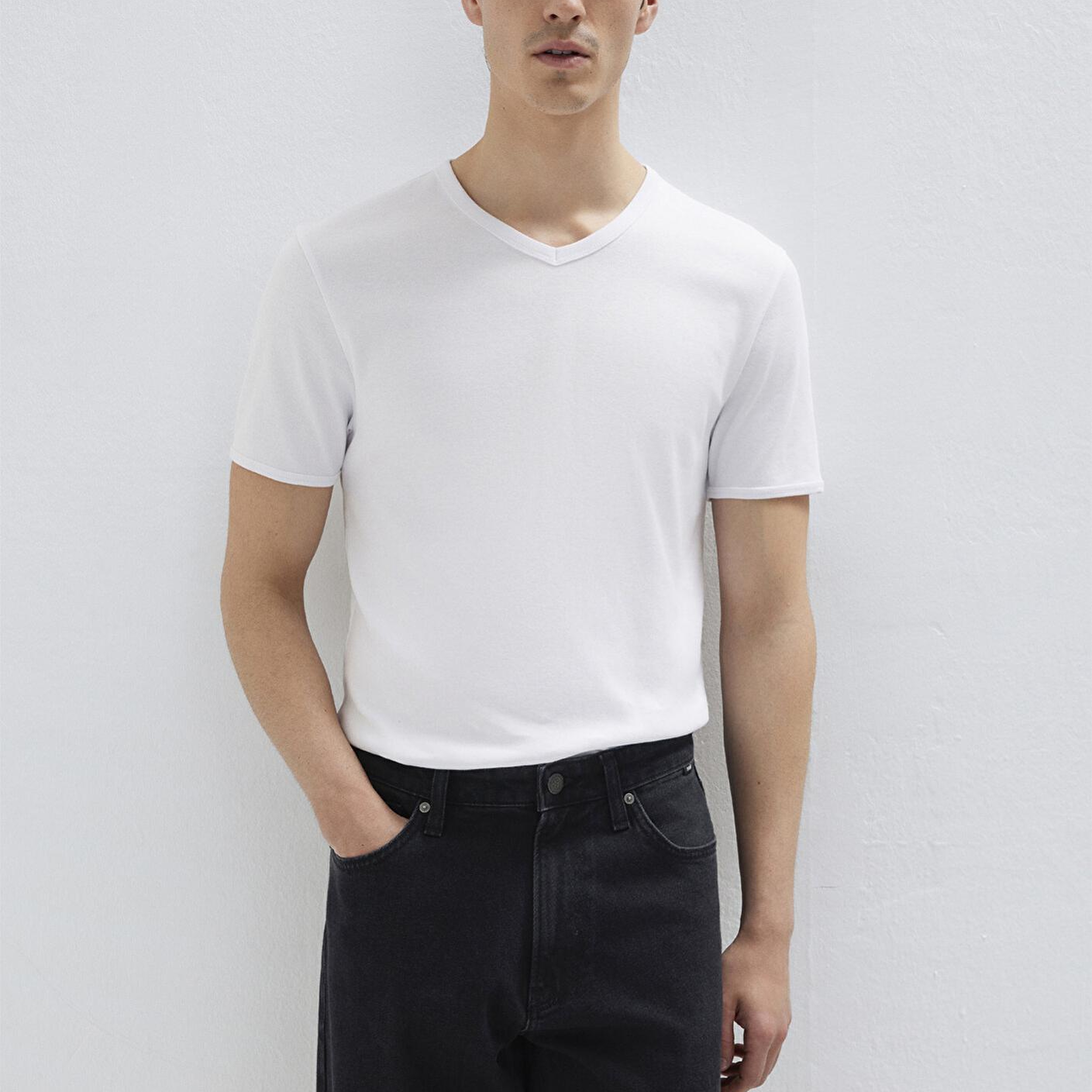 Mavi Ribana Detaylı V Yaka Beyaz Tişört Fitted / Vücuda Oturan Kesim 063748-620