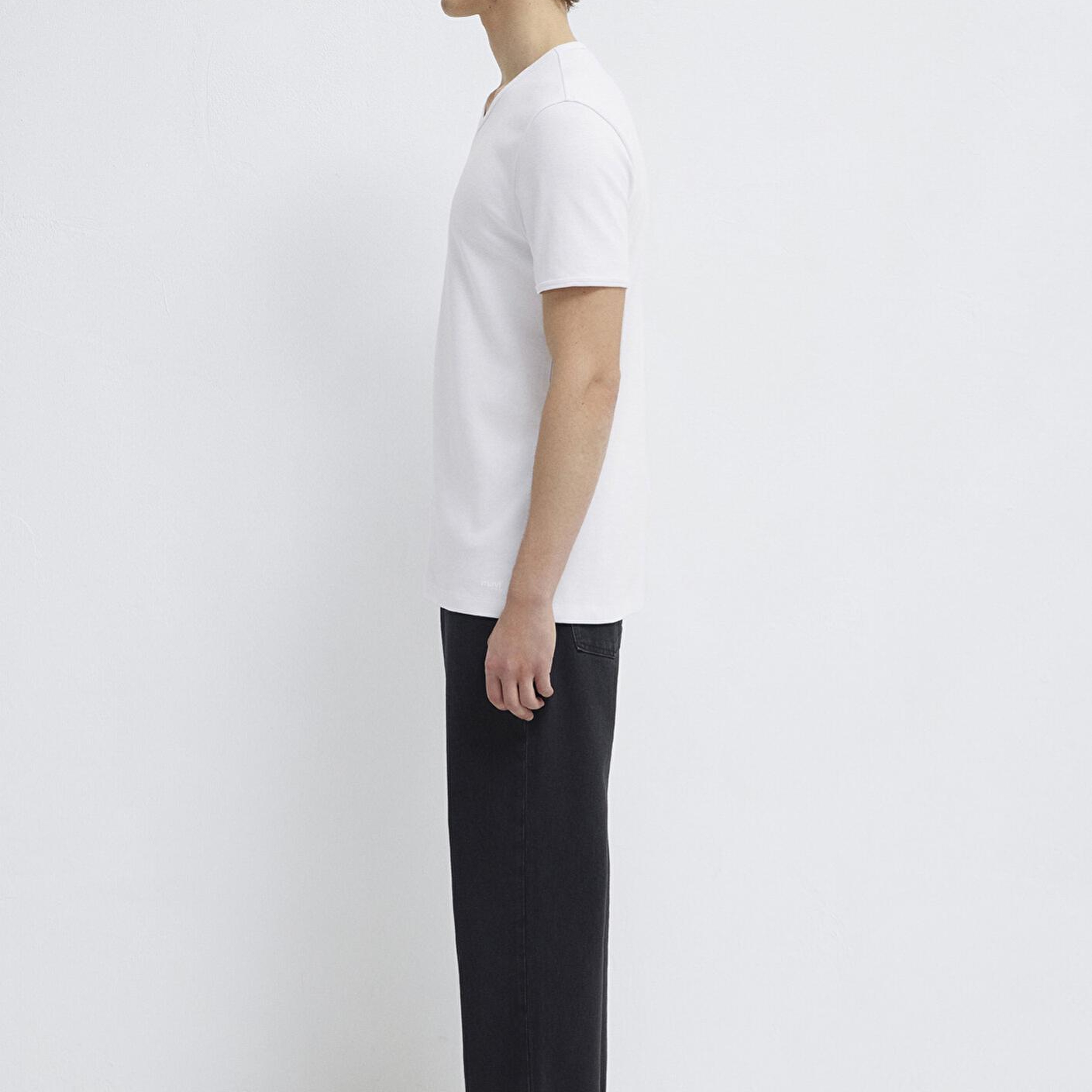 Mavi Ribana Detaylı V Yaka Beyaz Tişört Fitted / Vücuda Oturan Kesim 063748-620