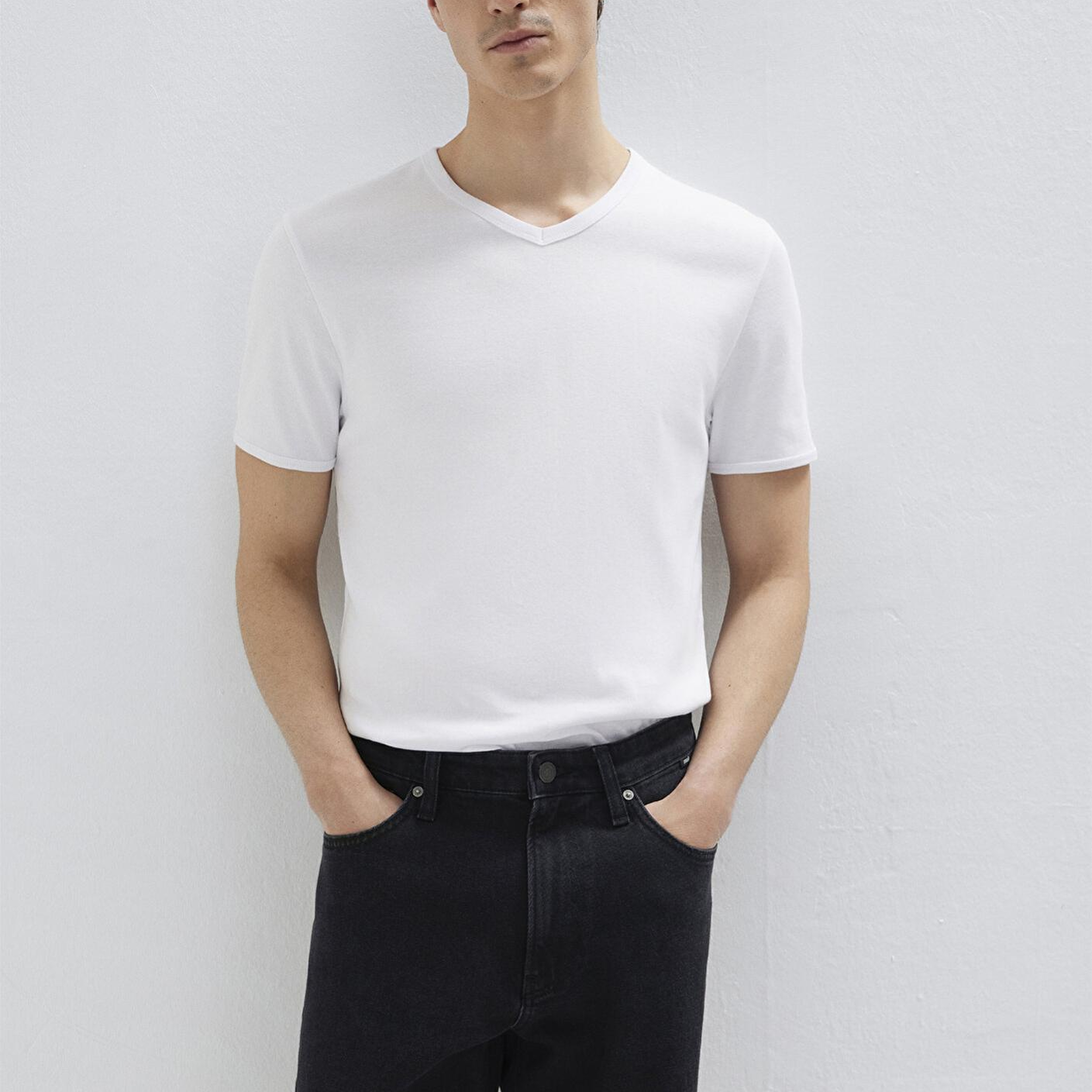 Mavi Ribana Detaylı V Yaka Beyaz Tişört Fitted / Vücuda Oturan Kesim 063748-620