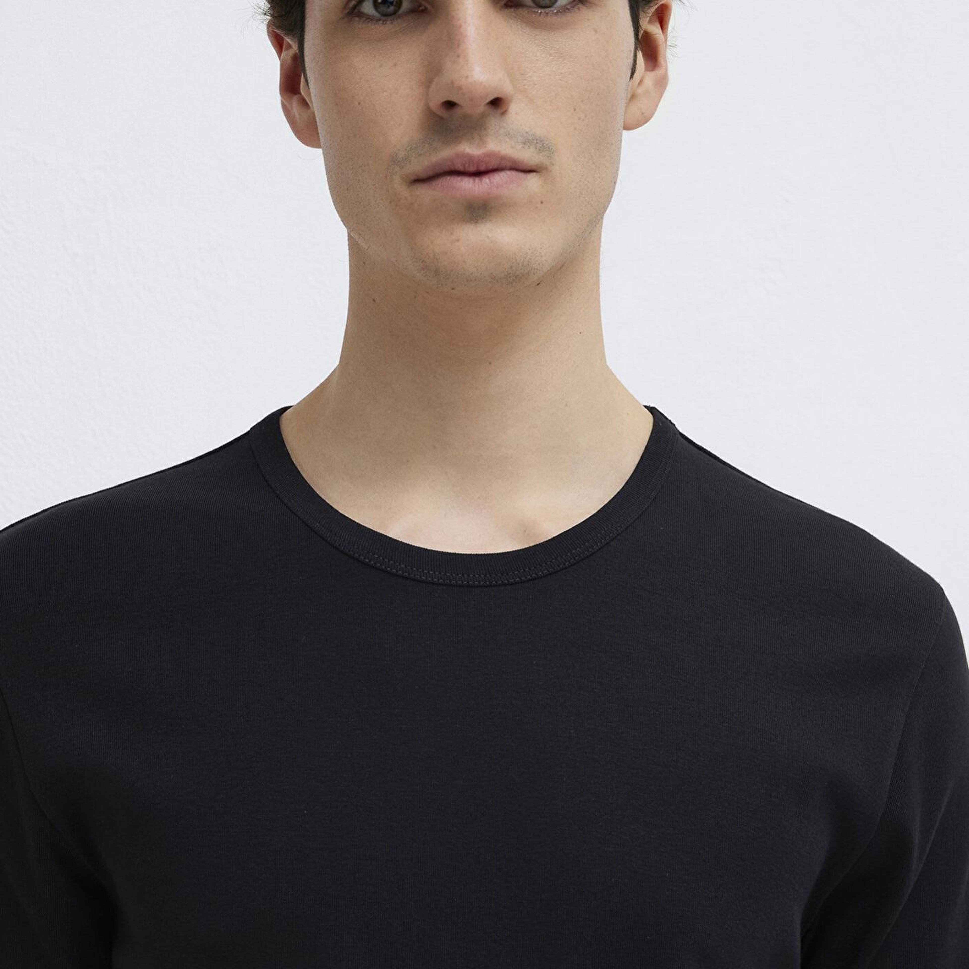 Mavi Ribana Detaylı Siyah Tişört Fitted / Vücuda Oturan Kesim 063747-900