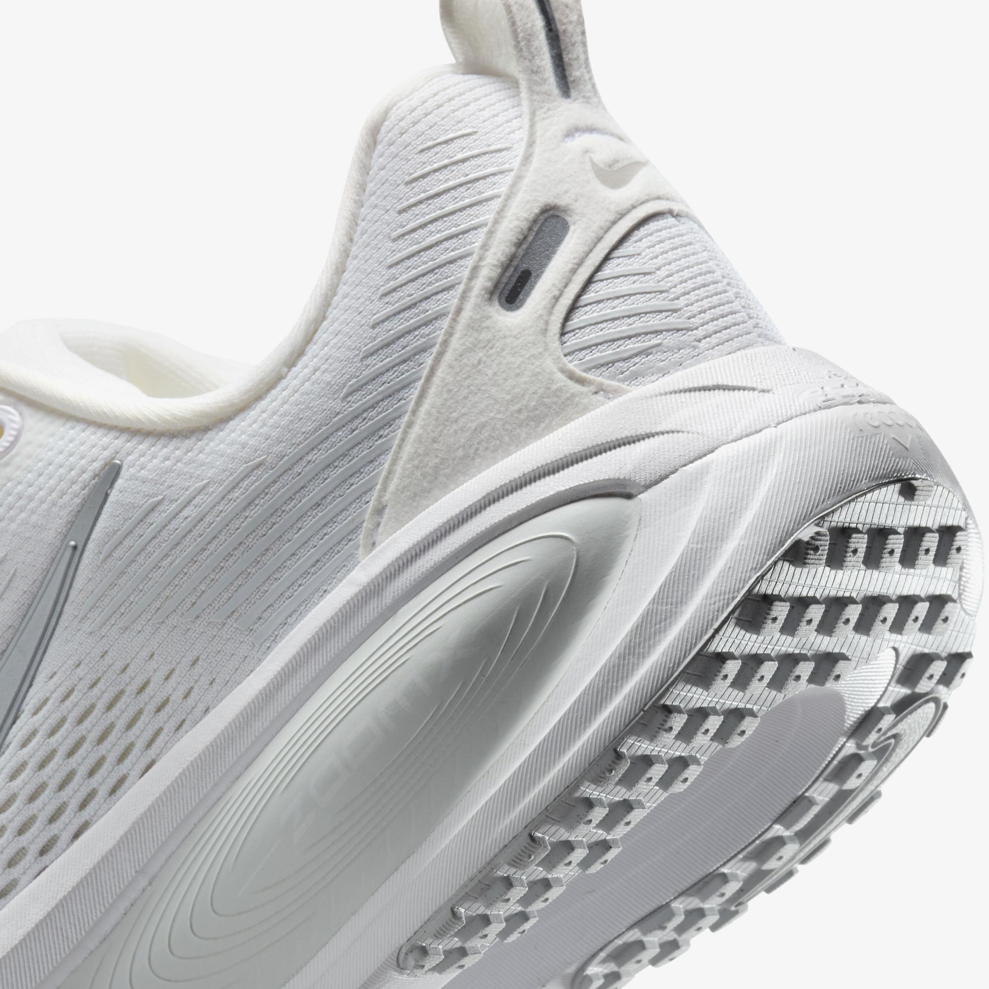 Nike Vomero 18 Kadın Beyaz Koşu Ayakkabısı