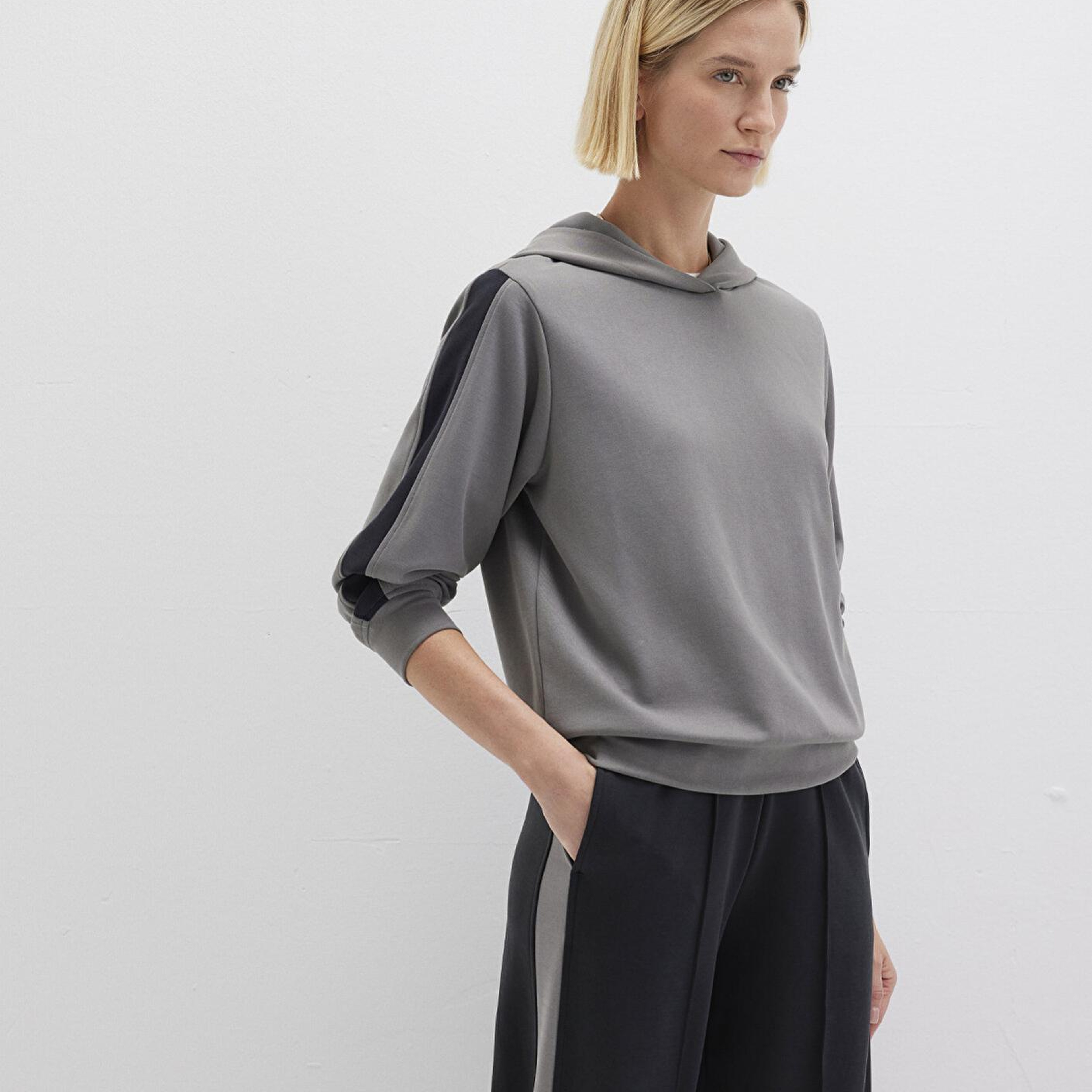 Mavi Şerit Detaylı Kapüşonlu (TENCEL™) Modal Gri Sweatshirt 1S10443-82577