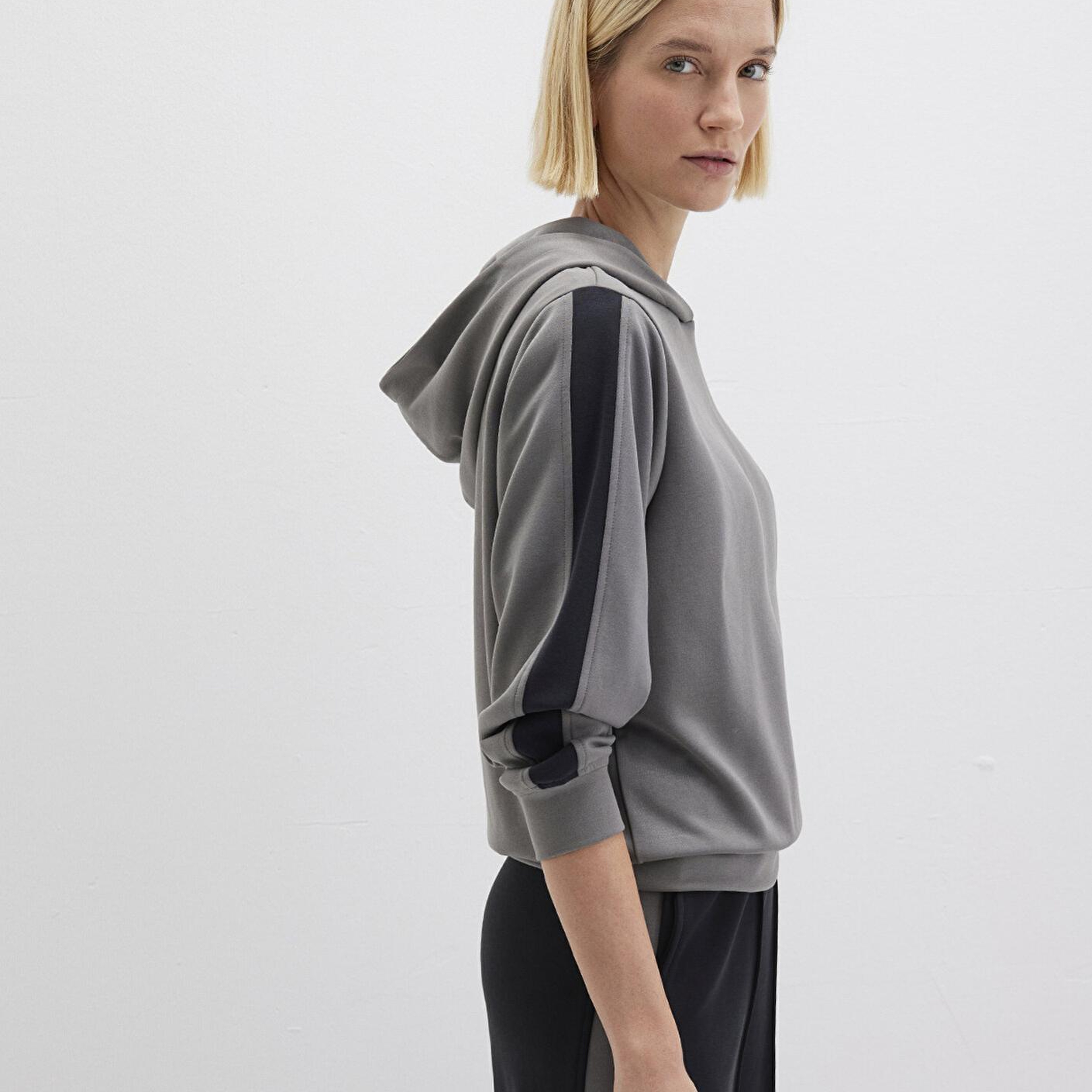 Mavi Şerit Detaylı Kapüşonlu (TENCEL™) Modal Gri Sweatshirt 1S10443-82577