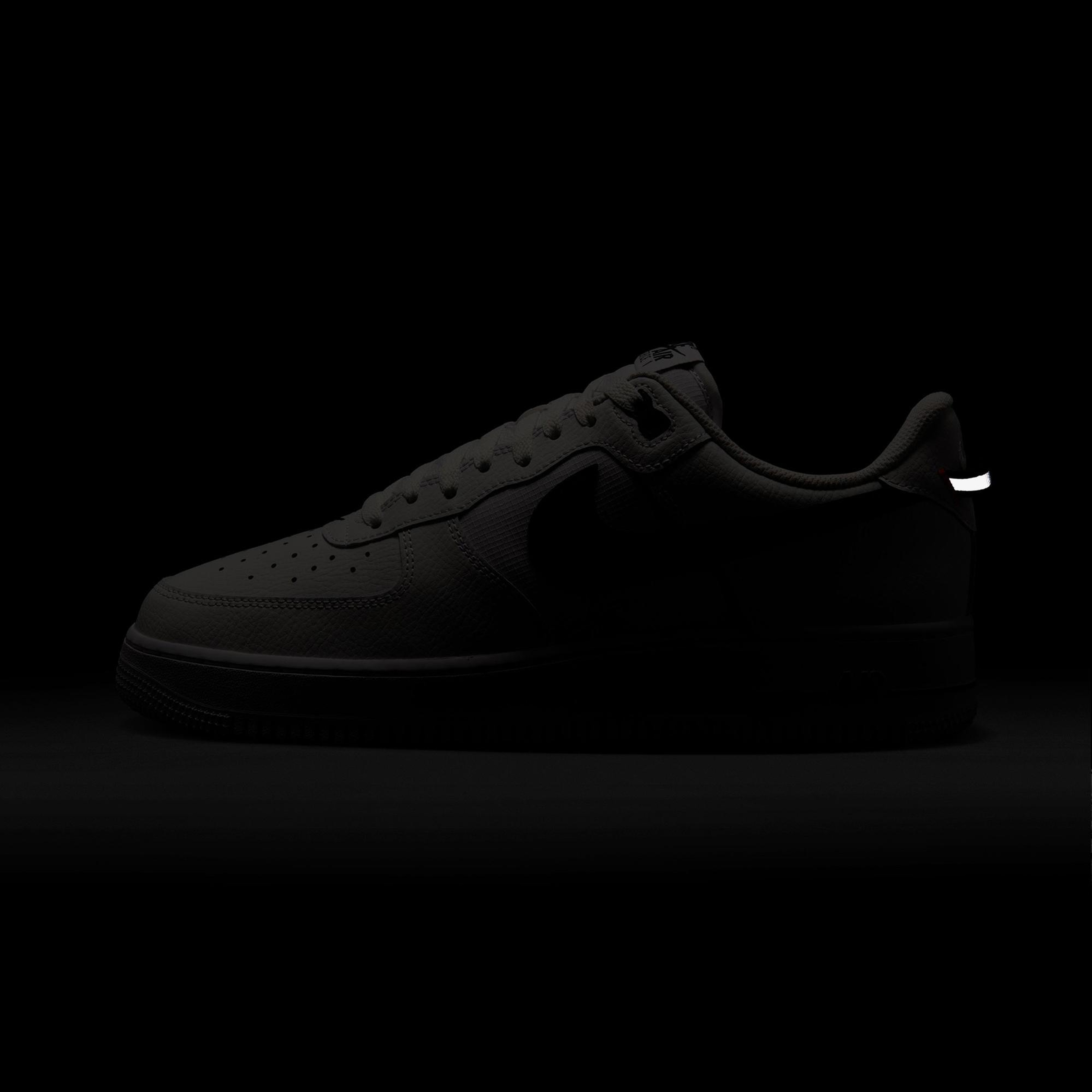 Nike Air Force 1 '07 LV8 Erkek Beyaz Spor Ayakkabı