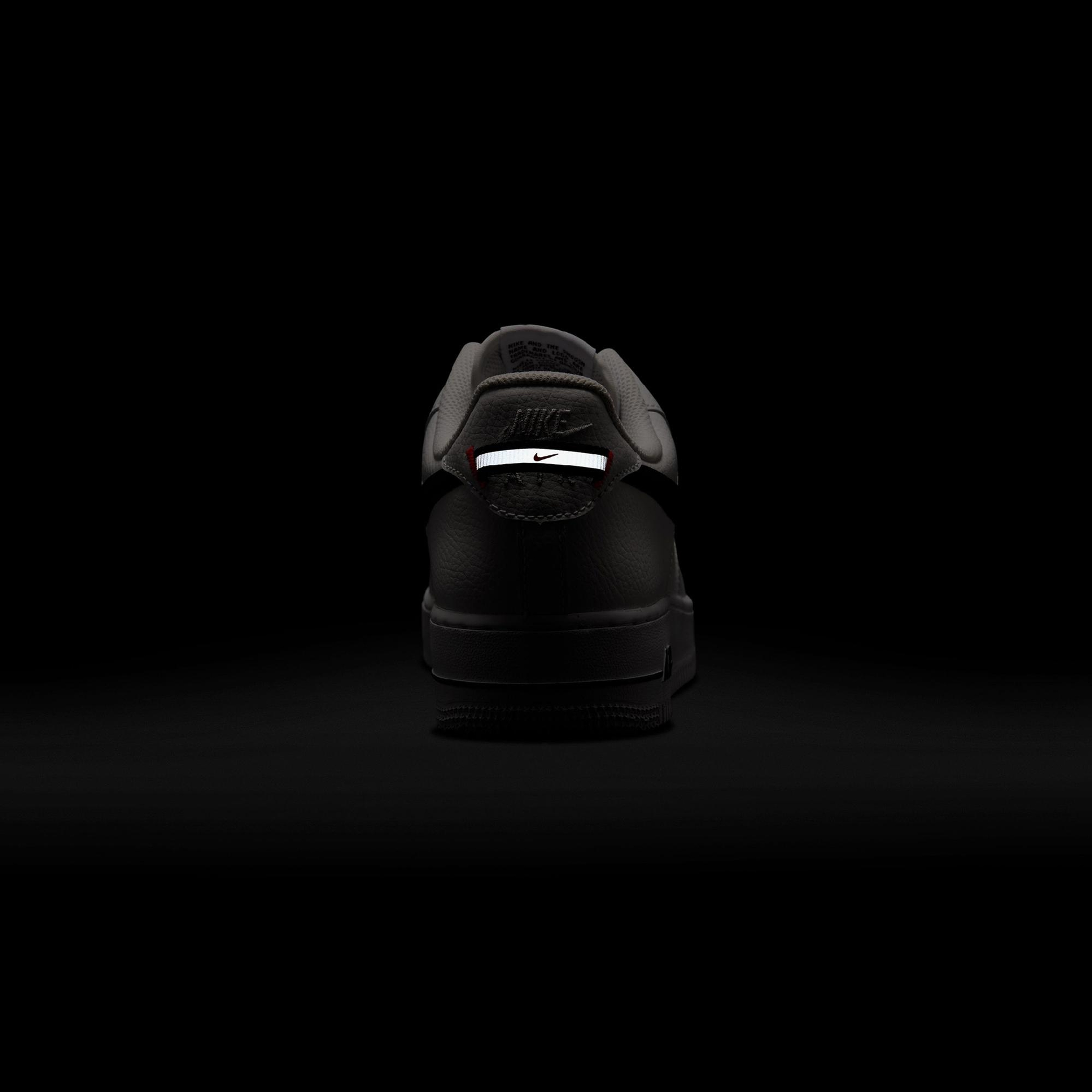 Nike Air Force 1 '07 LV8 Erkek Beyaz Spor Ayakkabı