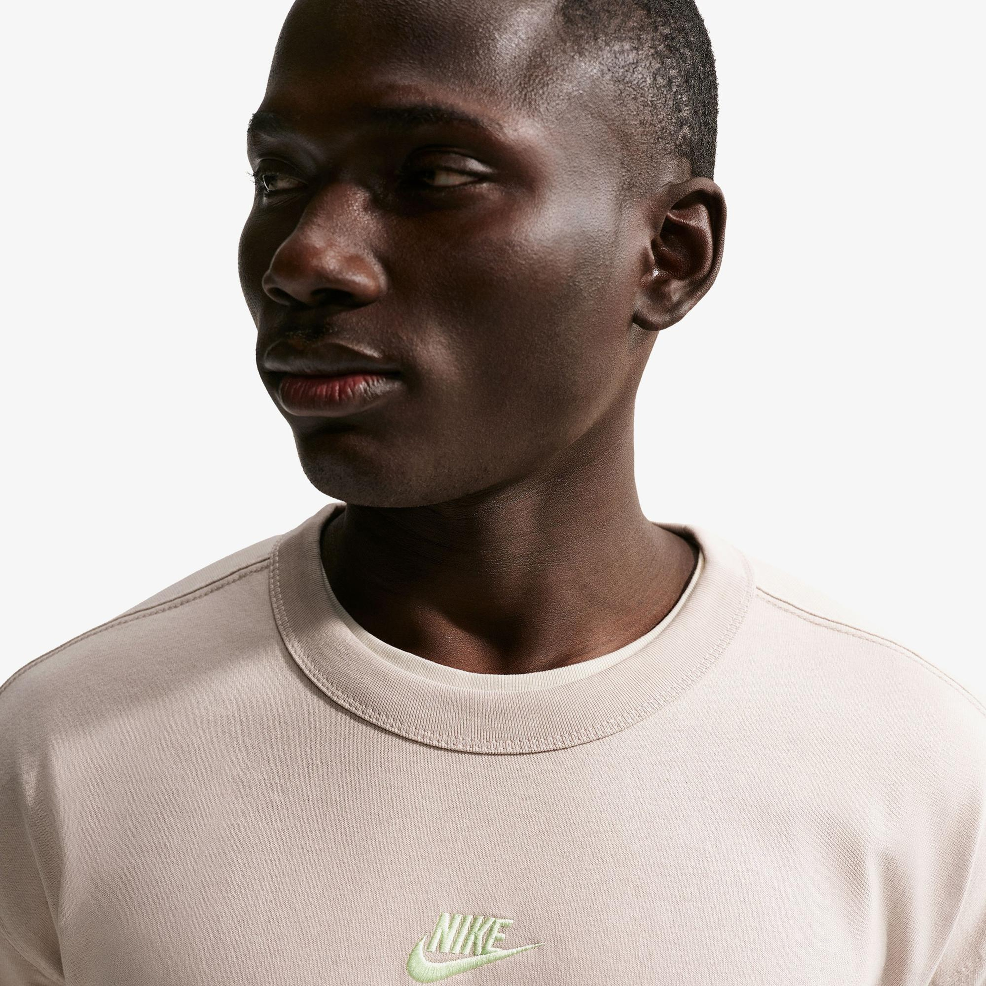 Nike Sportswear Premium Essentials Erkek Krem Rengi T-Shirt