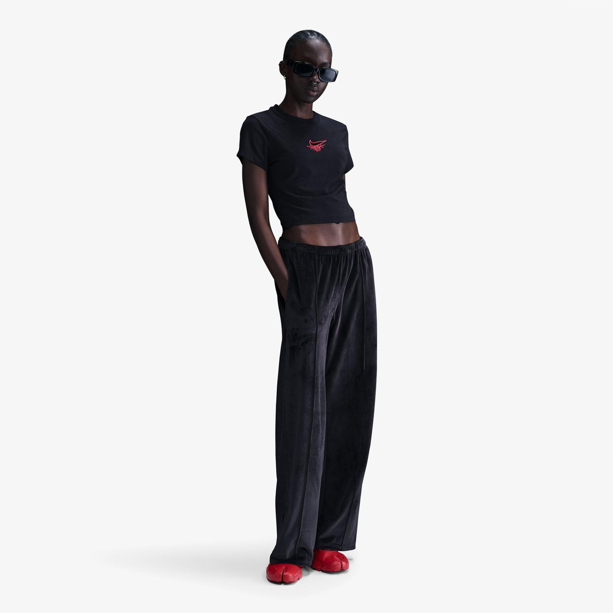 Nike Sportswear Chill Knit Kadın Siyah T-Shirt