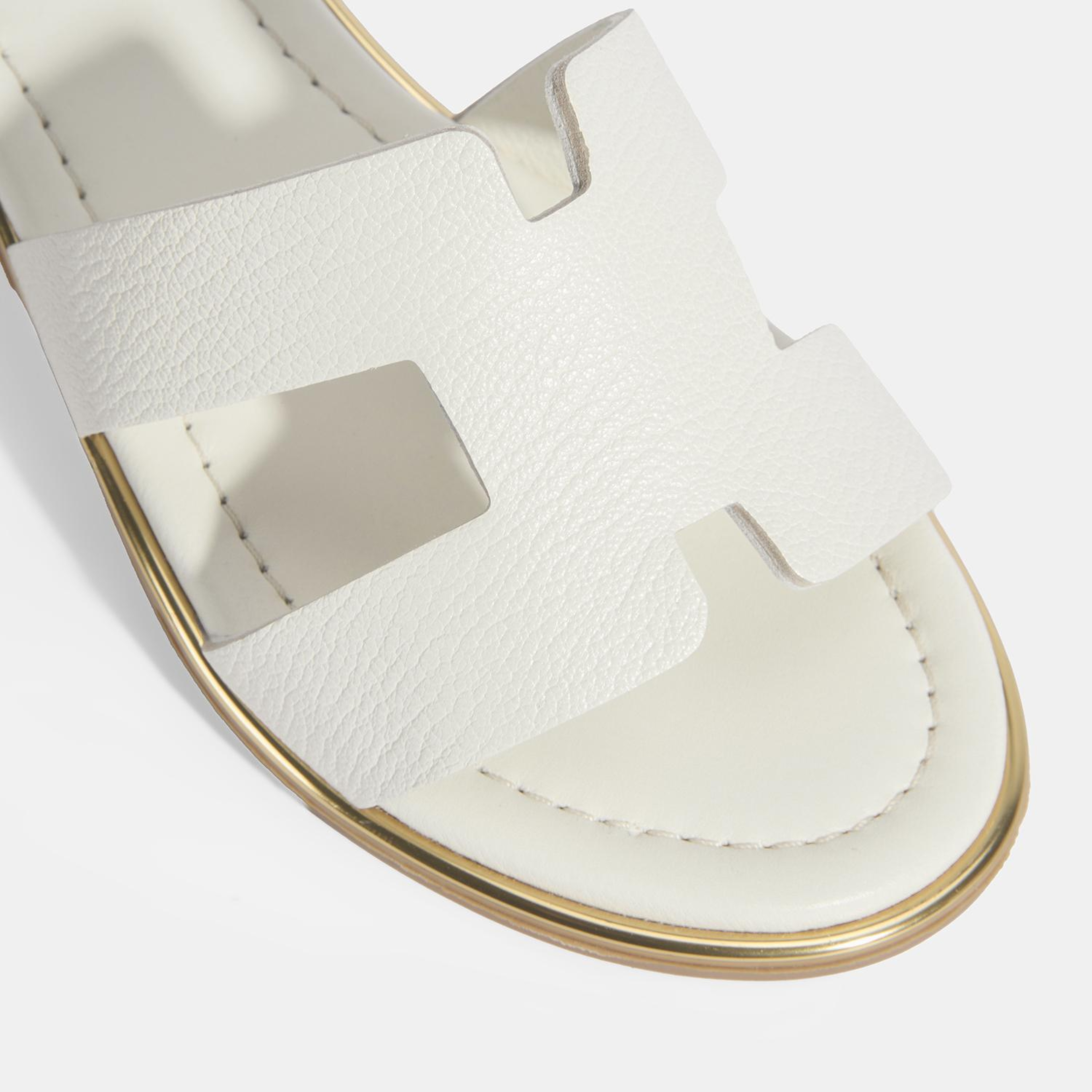 Kadın Beyaz Ayarlanabilir Tokalı Deri Sandalet