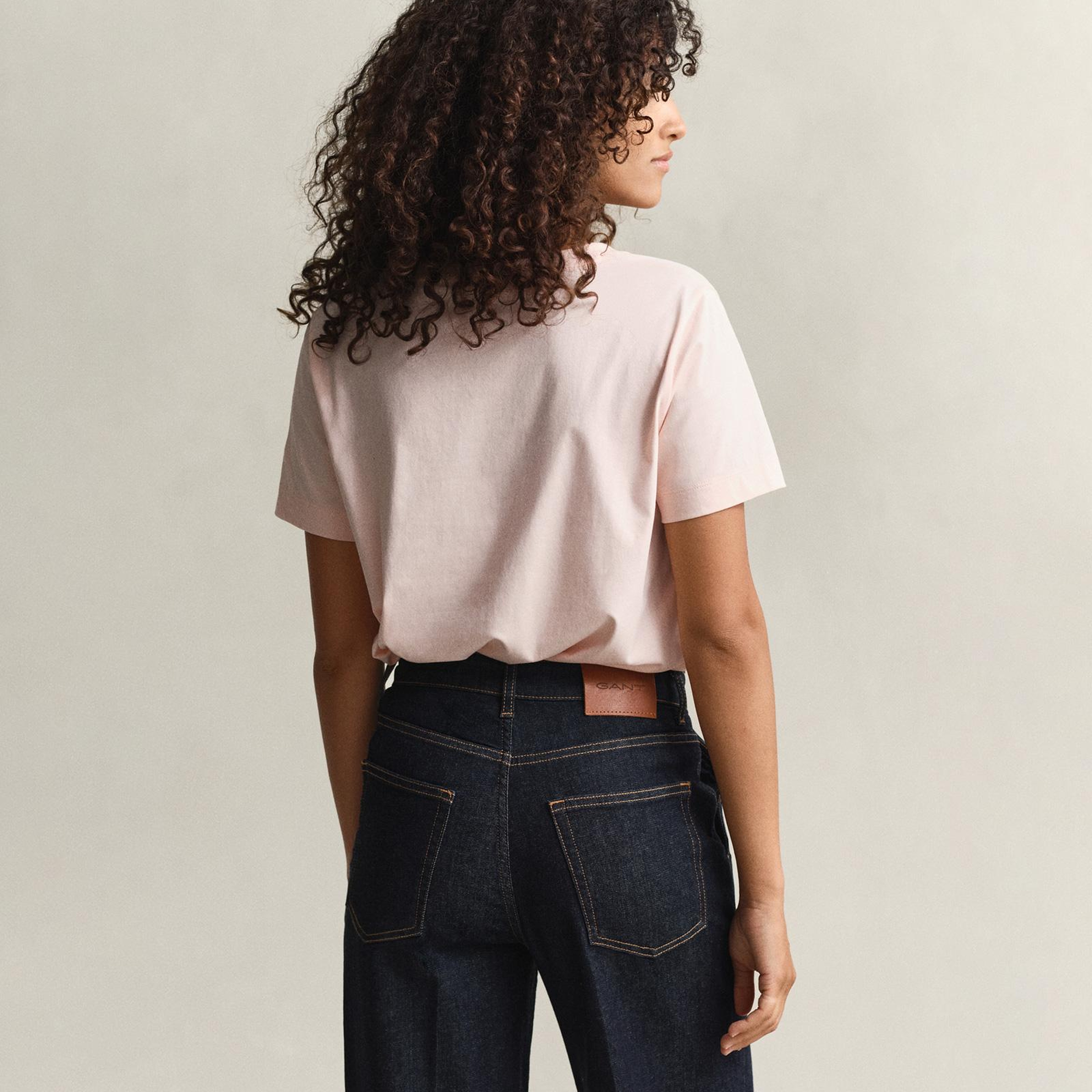 GANT Kadın Pembe V Yaka Regular Fit Logolu T-Shirt