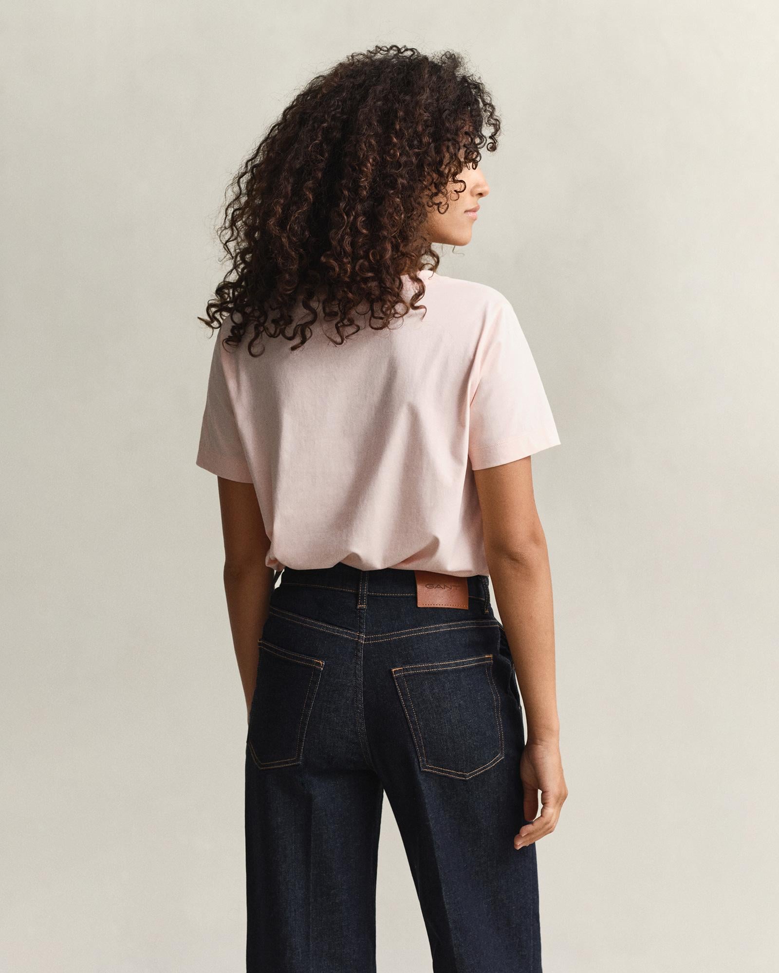 GANT Kadın Pembe V Yaka Regular Fit Logolu T-Shirt