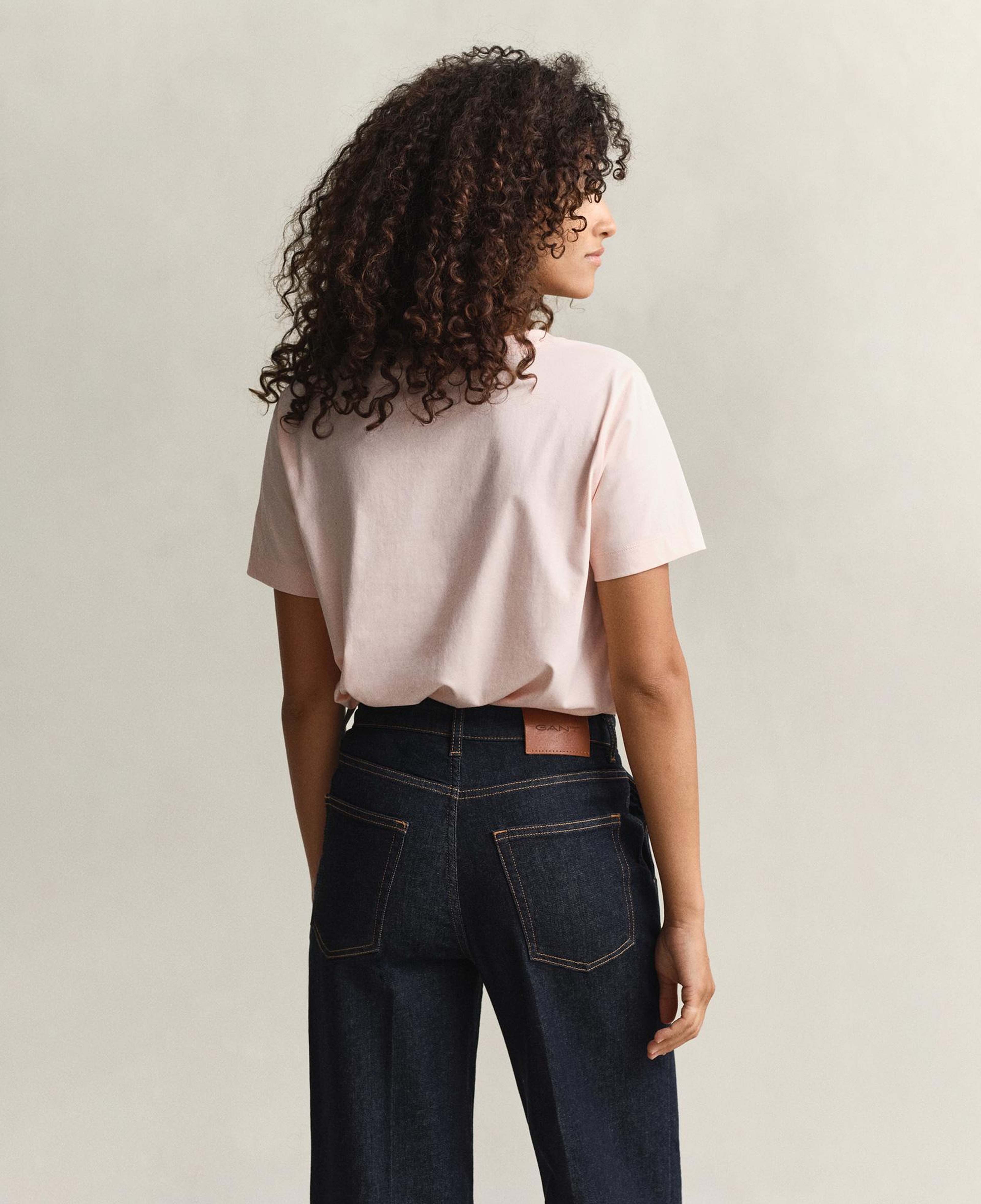 GANT Kadın Pembe V Yaka Regular Fit Logolu T-Shirt