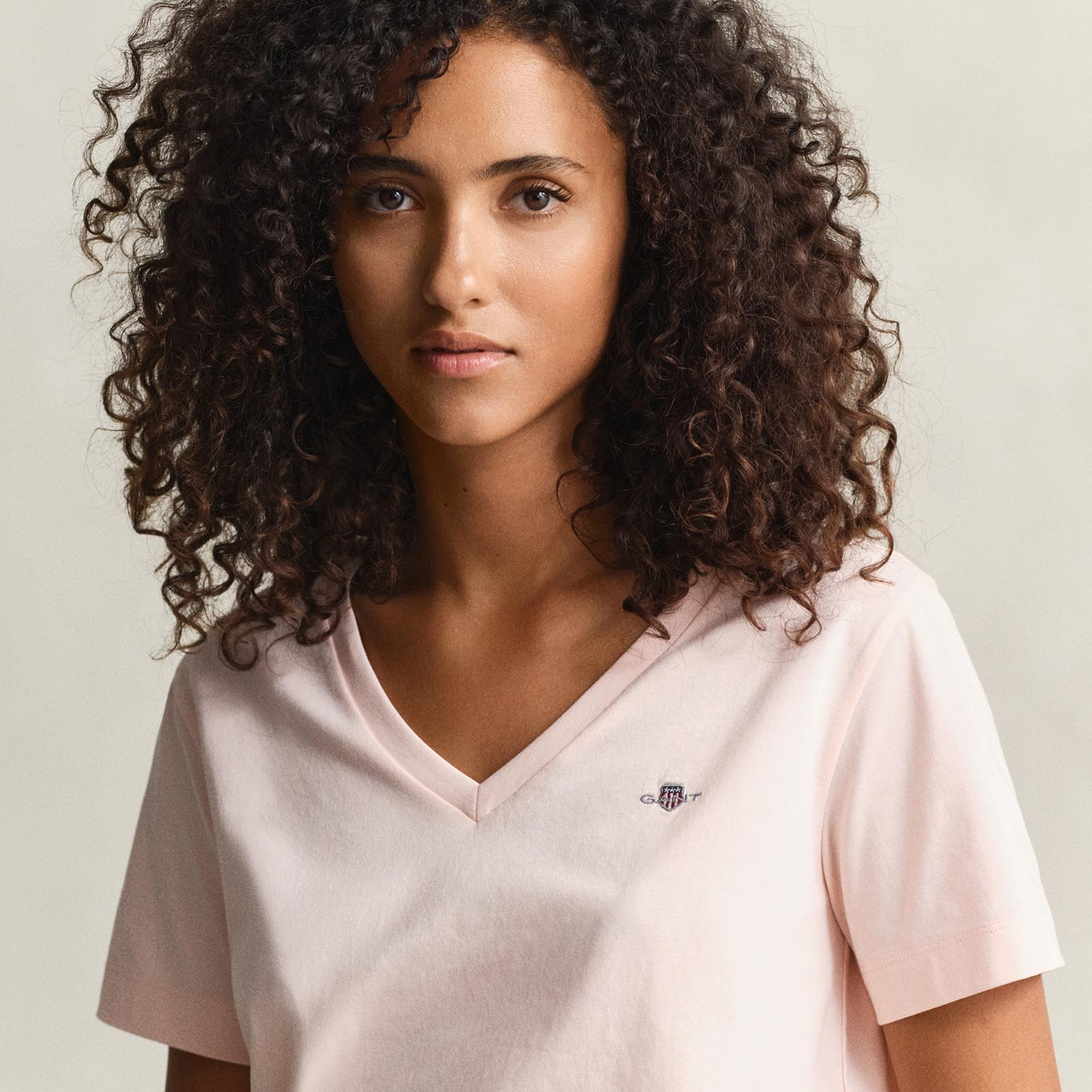 GANT Kadın Pembe V Yaka Regular Fit Logolu T-Shirt