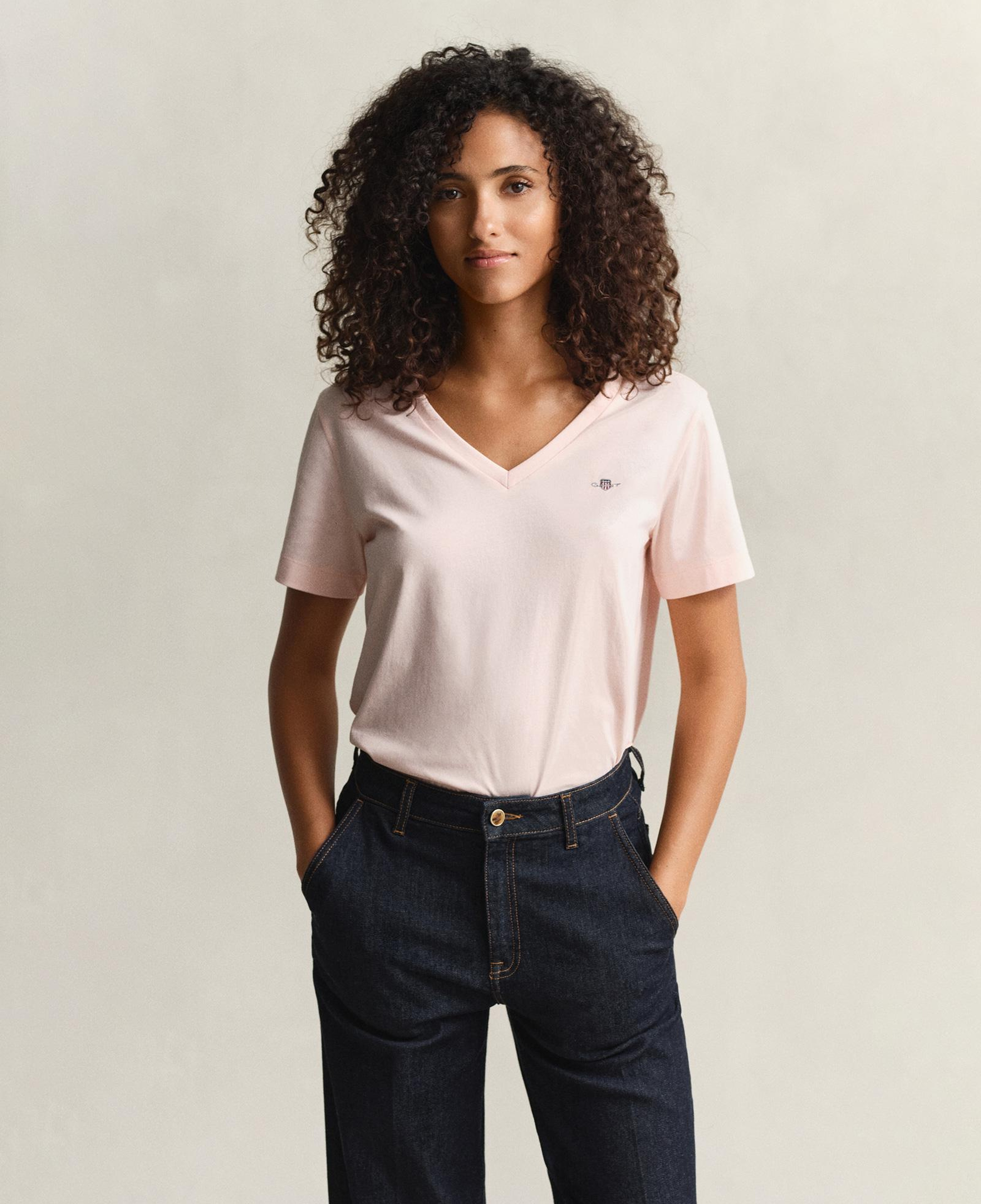 GANT Kadın Pembe V Yaka Regular Fit Logolu T-Shirt