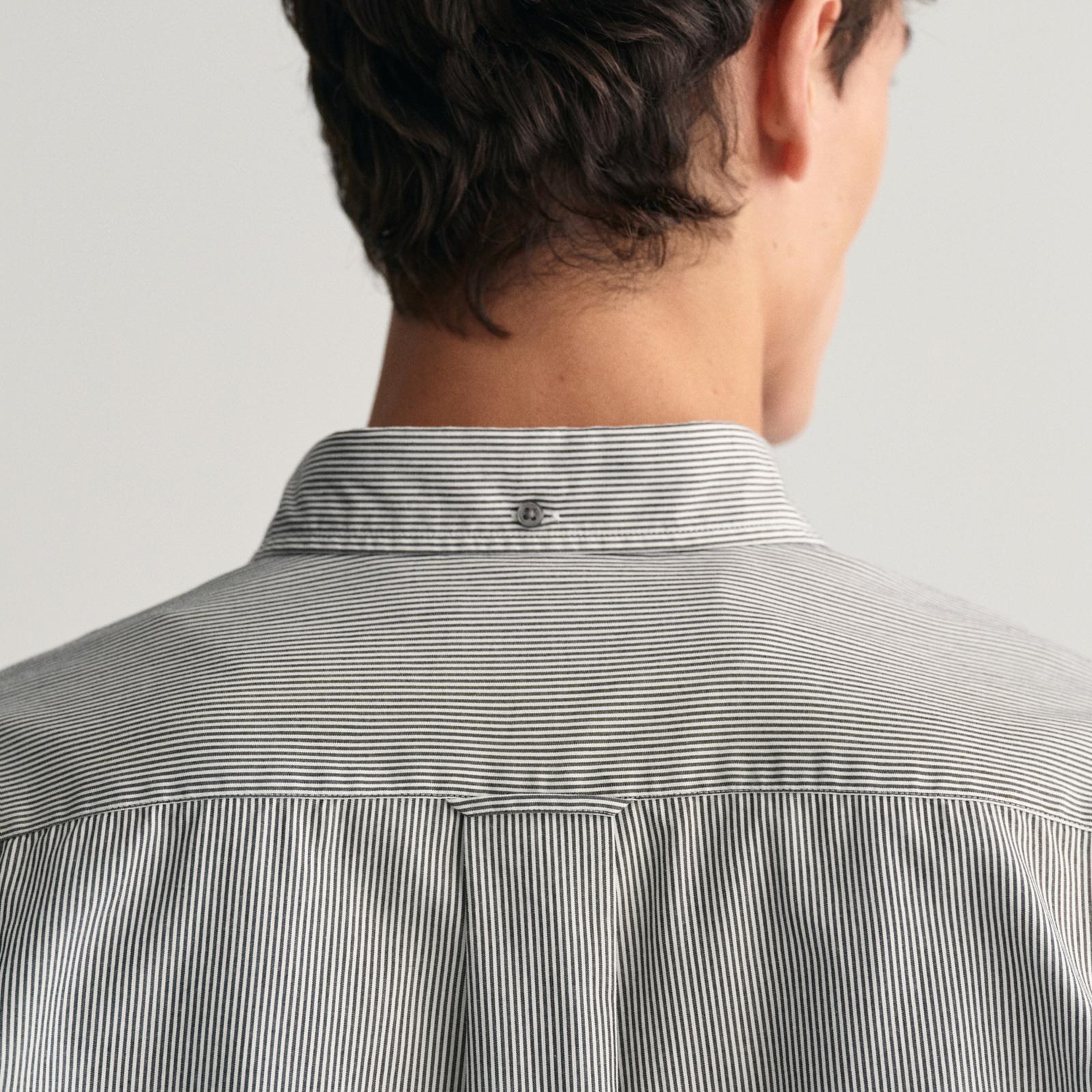 GANT Erkek Siyah Regular Fit Düğmeli Yaka Çizgili Gömlek