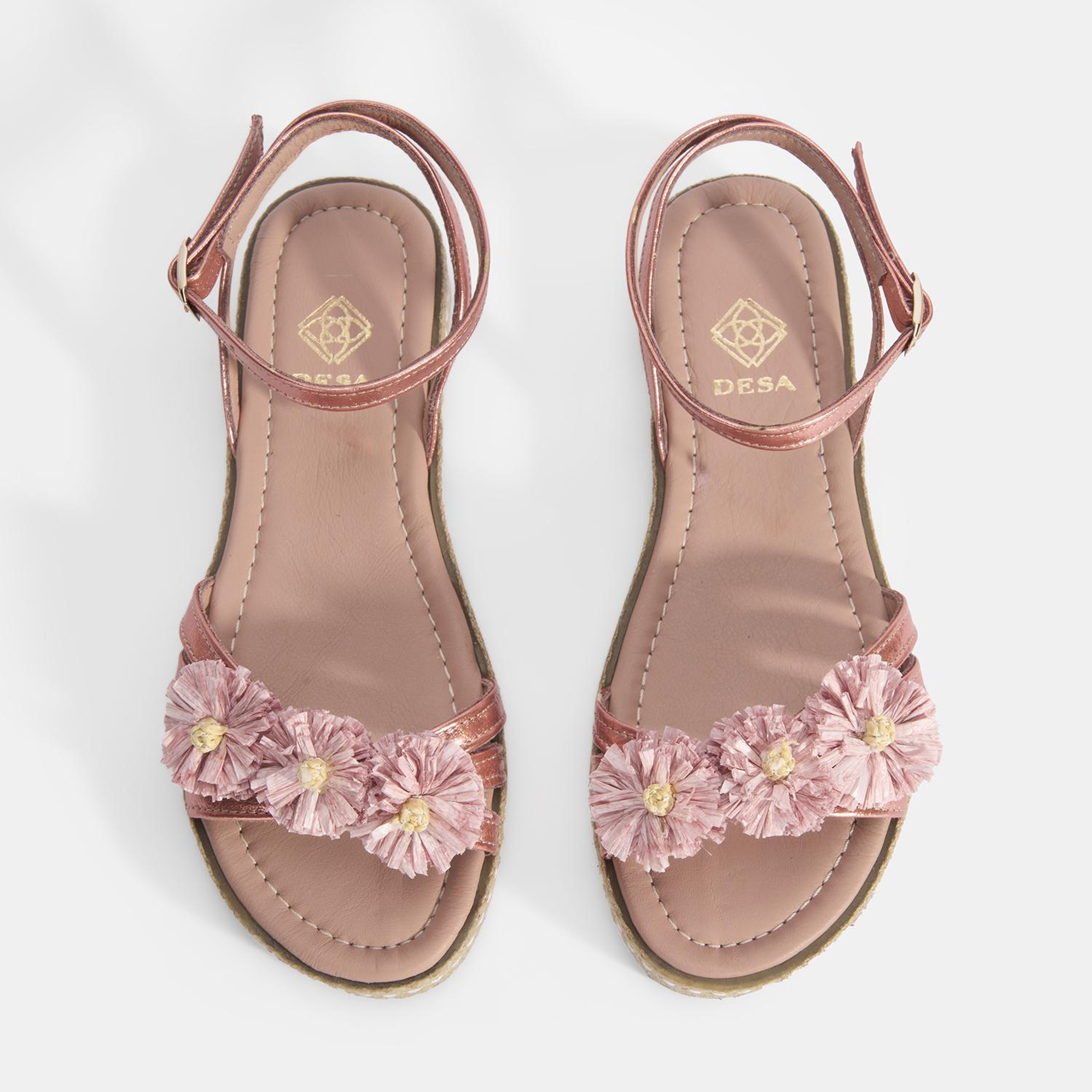 Kadın Pembe Ayarlanabilir Tokalı Çiçek Detaylı Metalik Deri Sandalet
