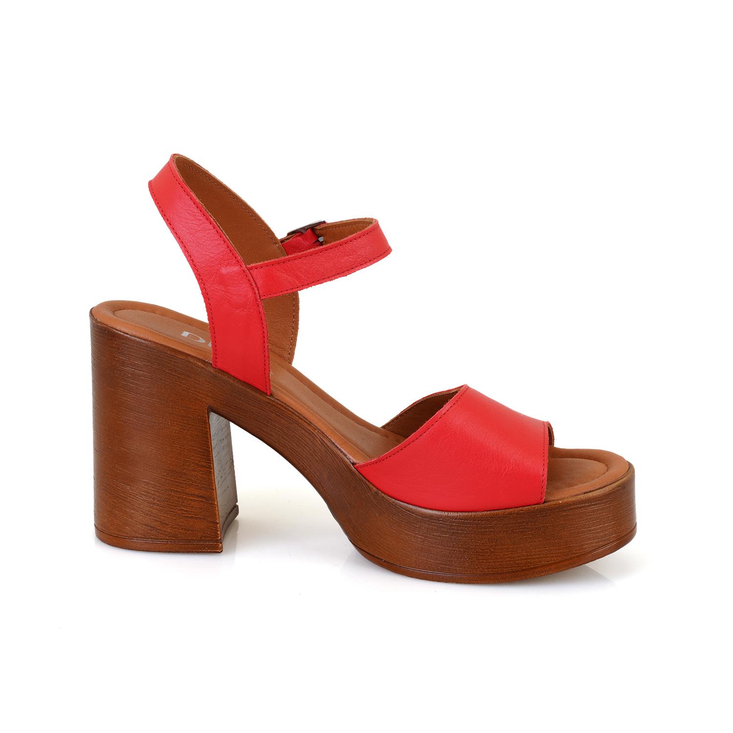 Kadın Kırmızı Ayarlanabilir Tokalı Topuklu Deri Sandalet