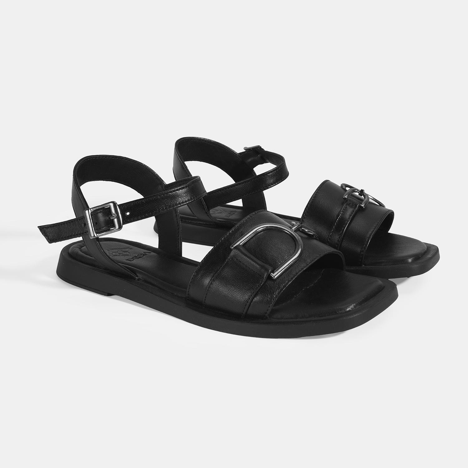 Siyah Kadın Metal Aksesuarlı Ayarlanabilir Tokalı Deri Sandalet