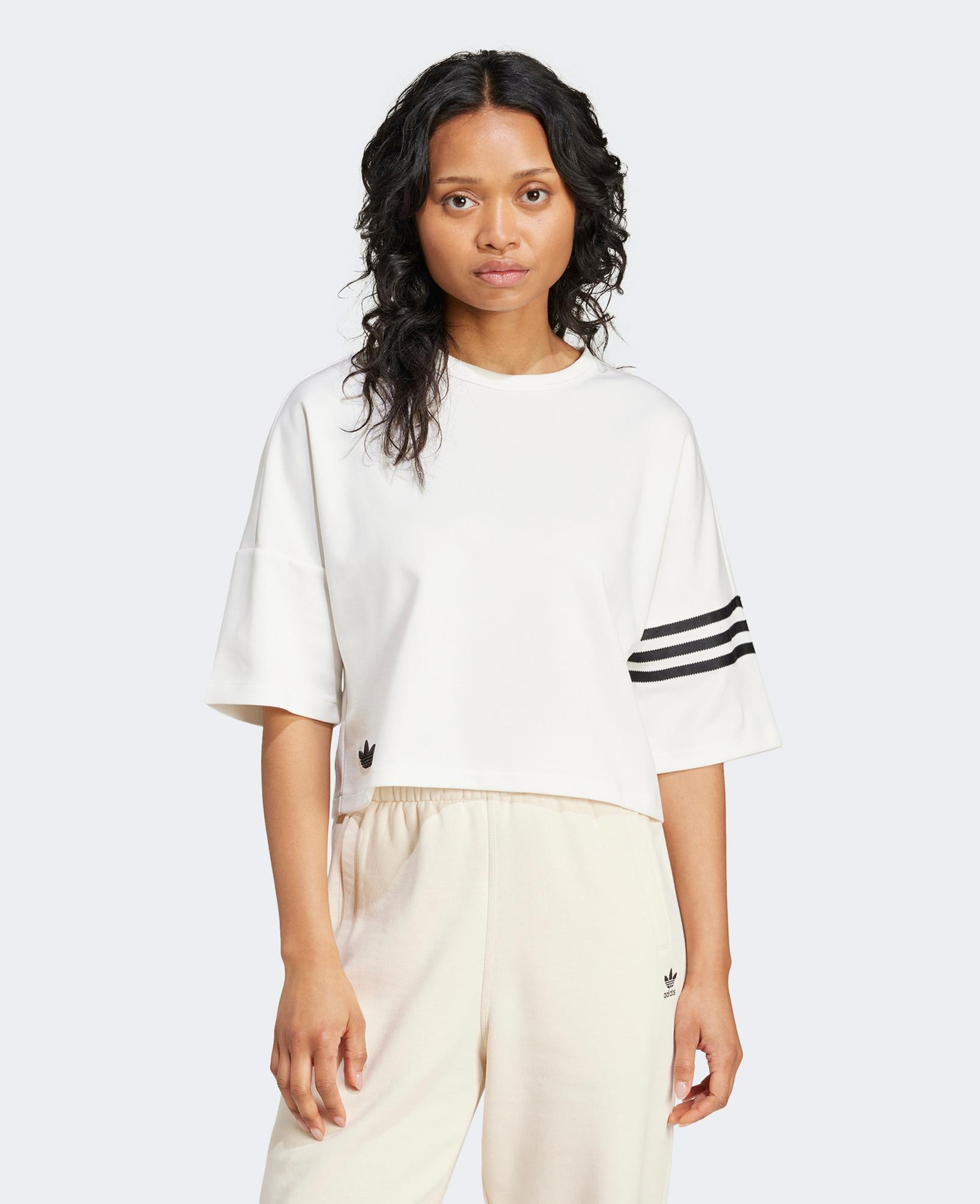 adidas Neuclassics Kadın Beyaz T-Shirt