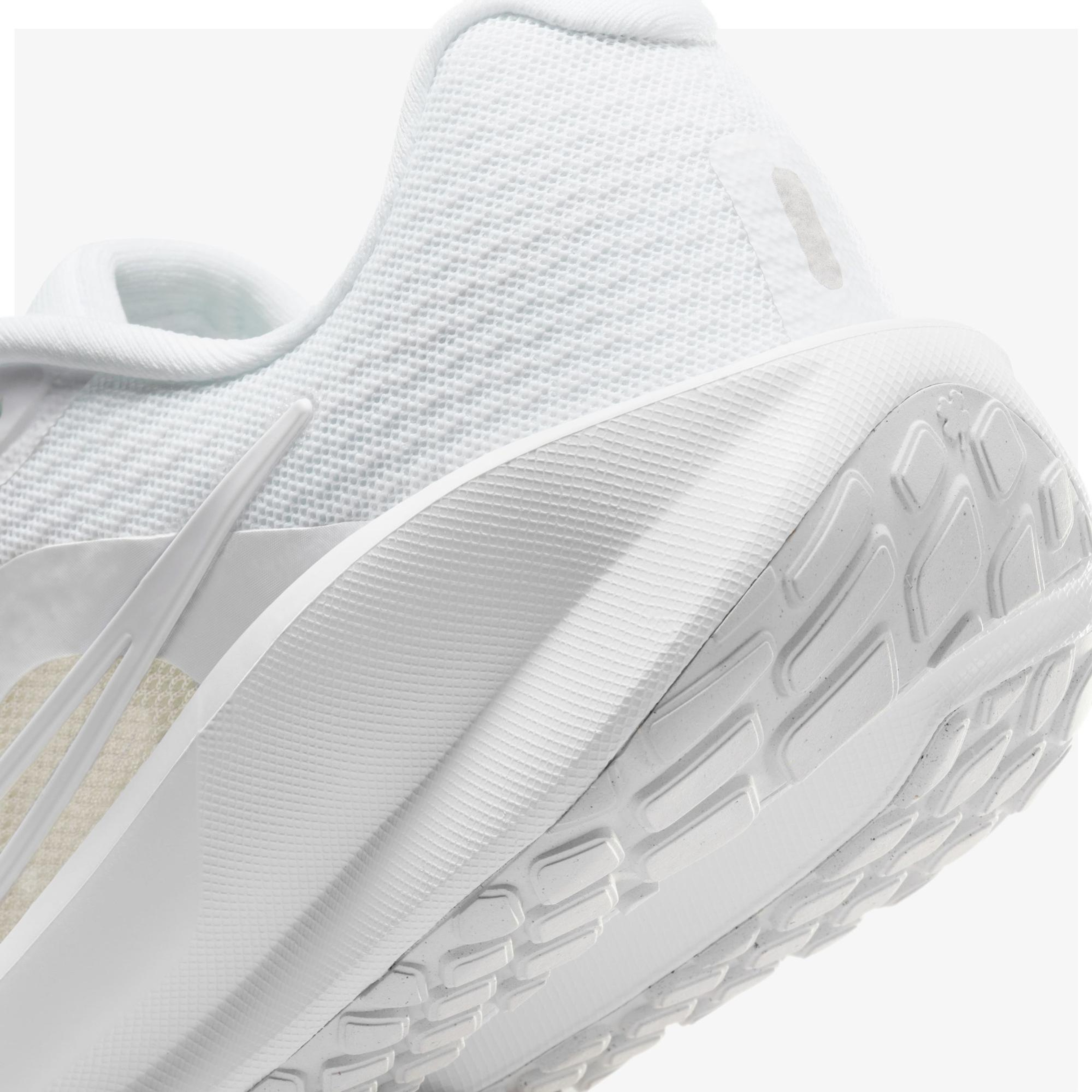 Nike Downshifter 13 Kadın Beyaz Koşu Ayakkabısı