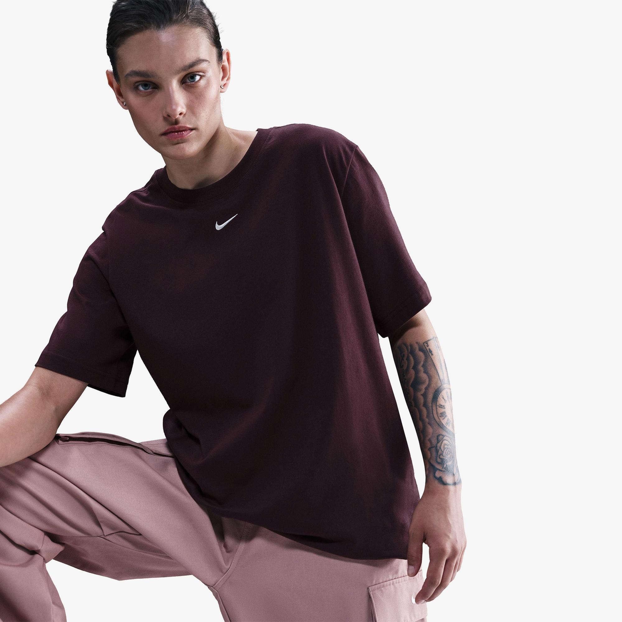 Nike Sportswear Essential Kadın Bordo T-Shirt