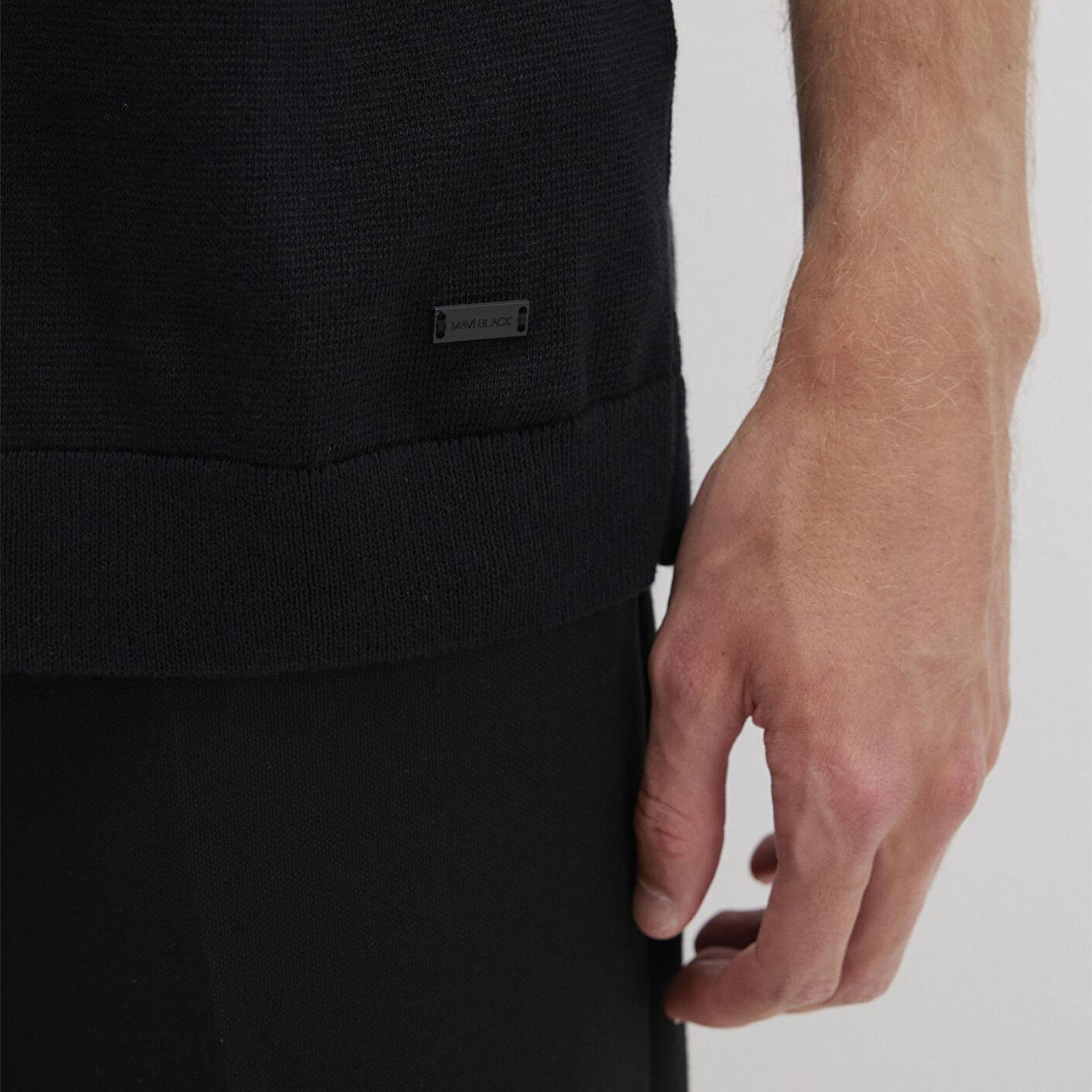 Mavi Kısa Kollu Siyah Triko Tişört Regular Fit / Normal Kesim 0710312-900