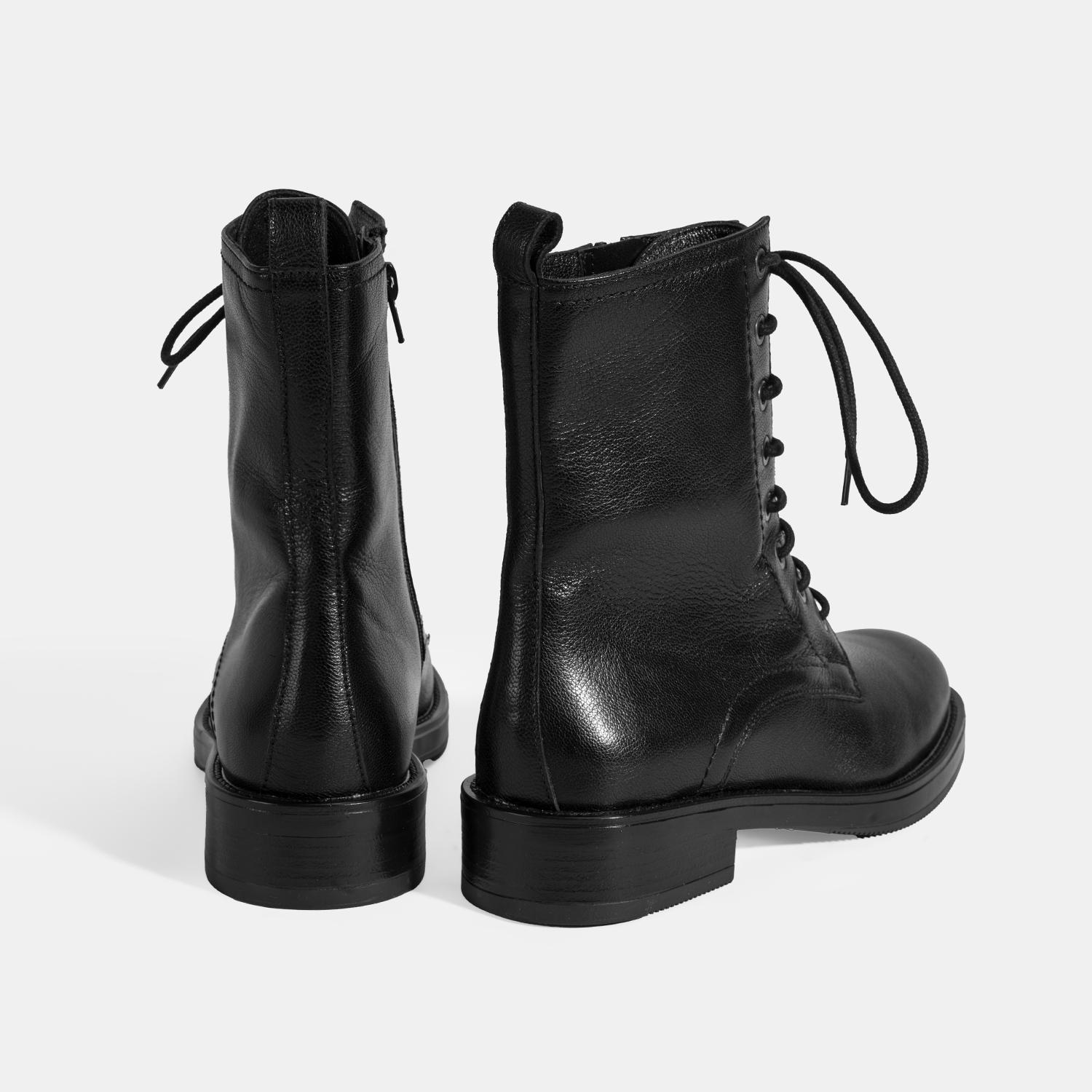 Kadın Siyah Bağcıklı Deri Postal Bot