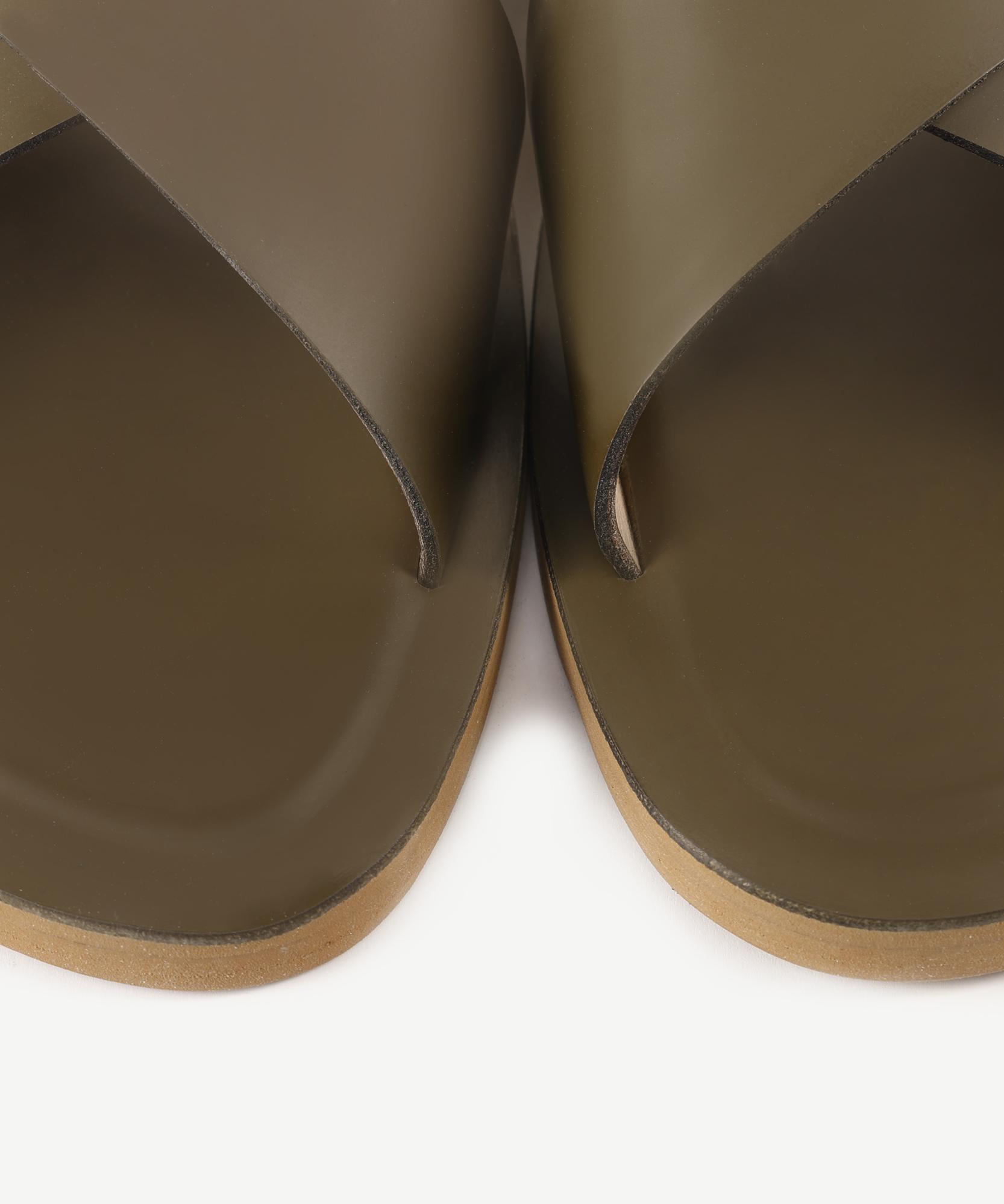 YARGICI Çapraz Bantlı Deri Terlik