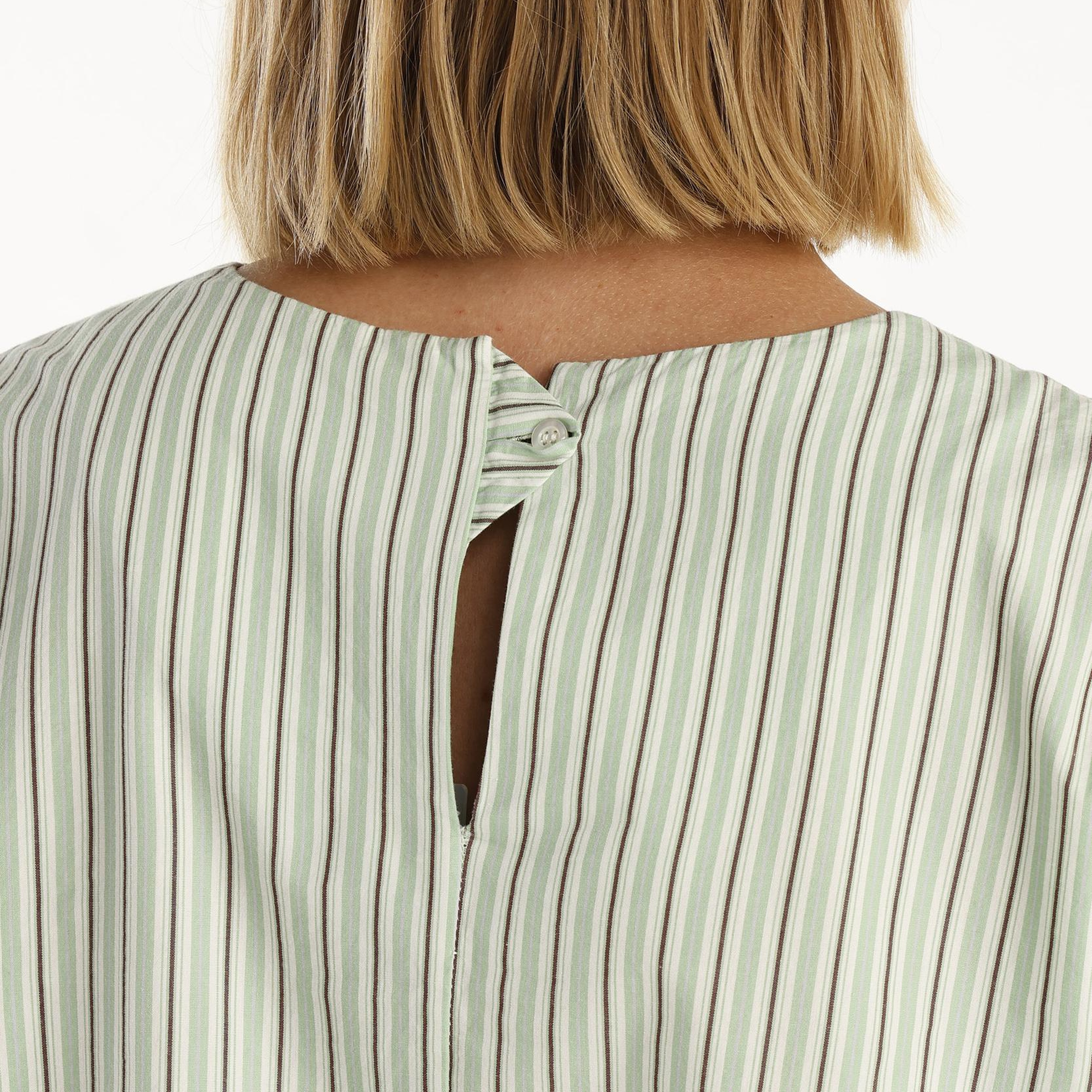 YARGICI Arka Detaylı Bluz