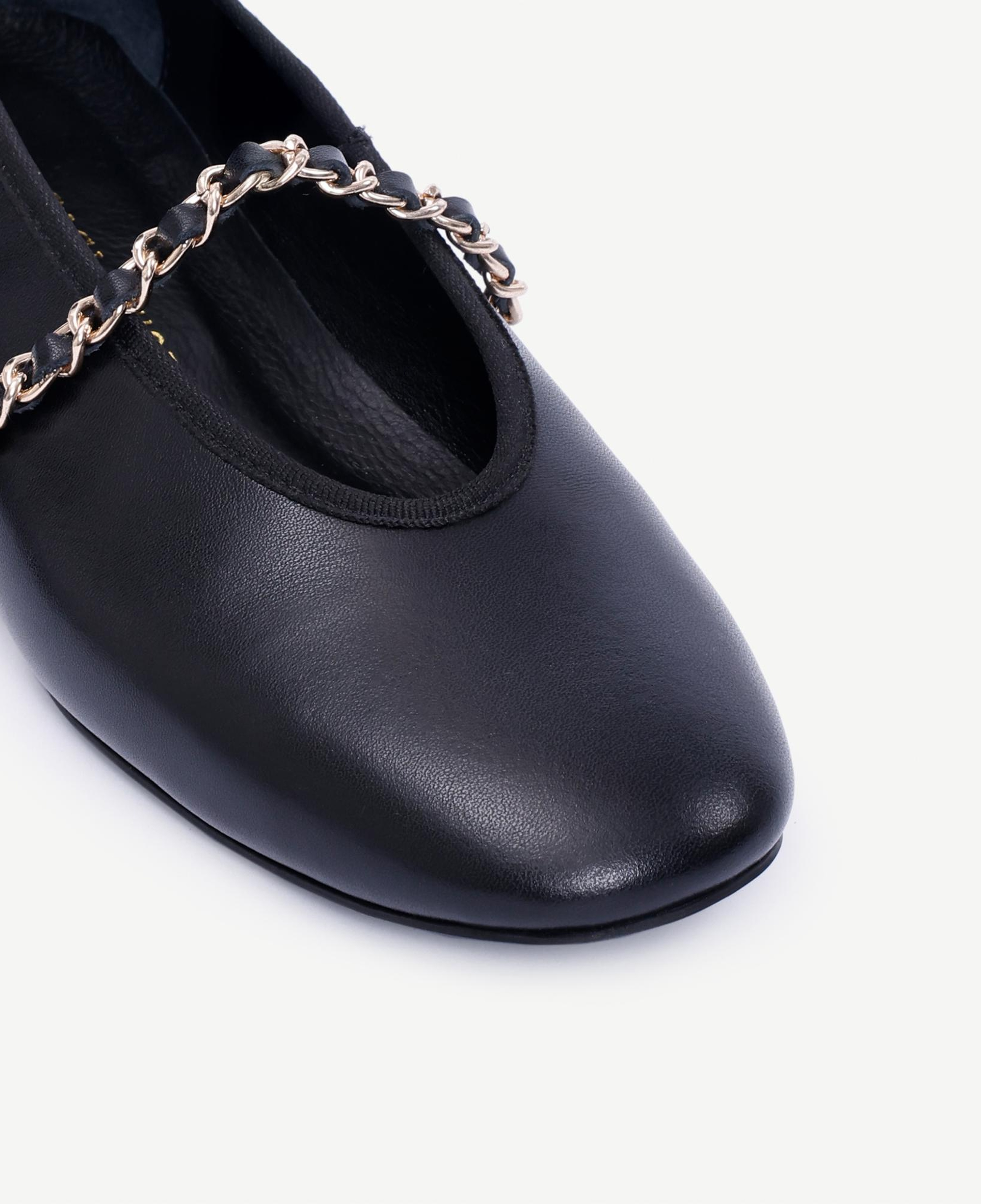 YARGICI Zincir Detaylı Deri Babet