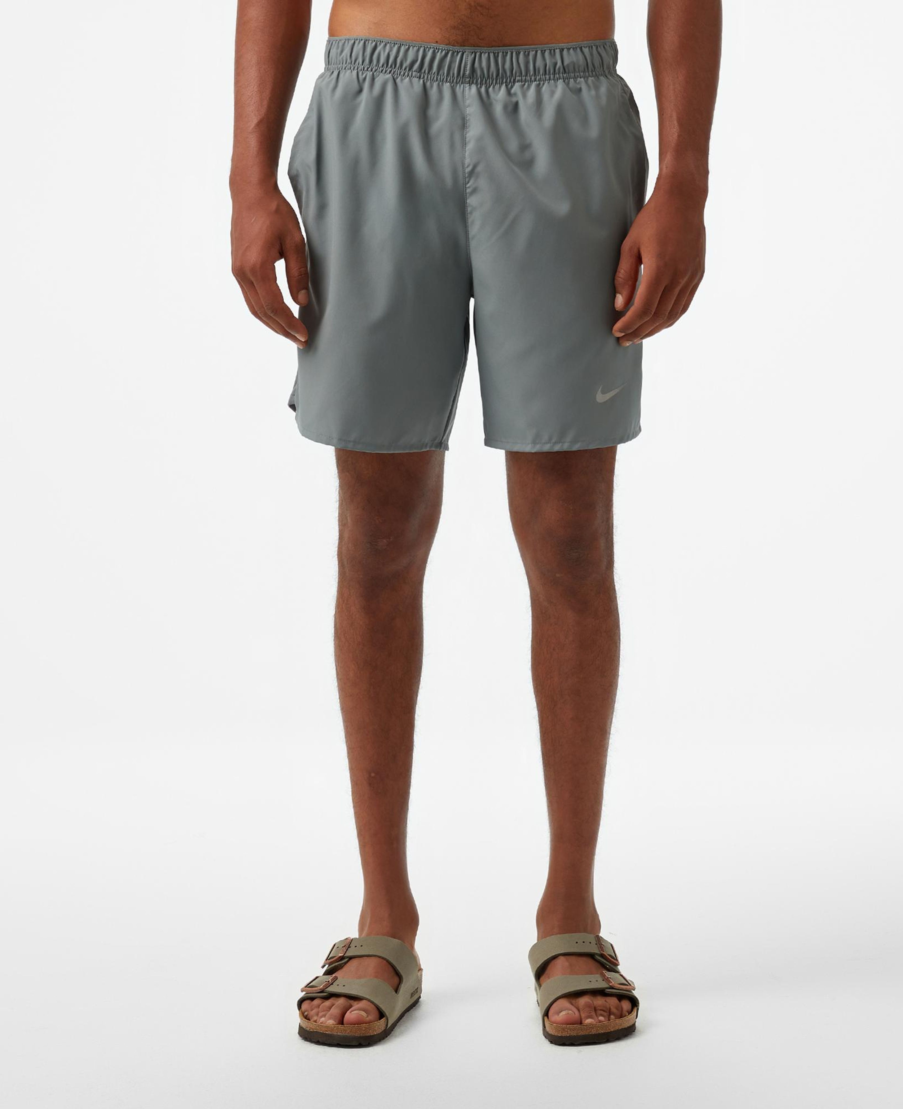 Nike Dri-Fit Challenger 18cm Erkek Gri Şort