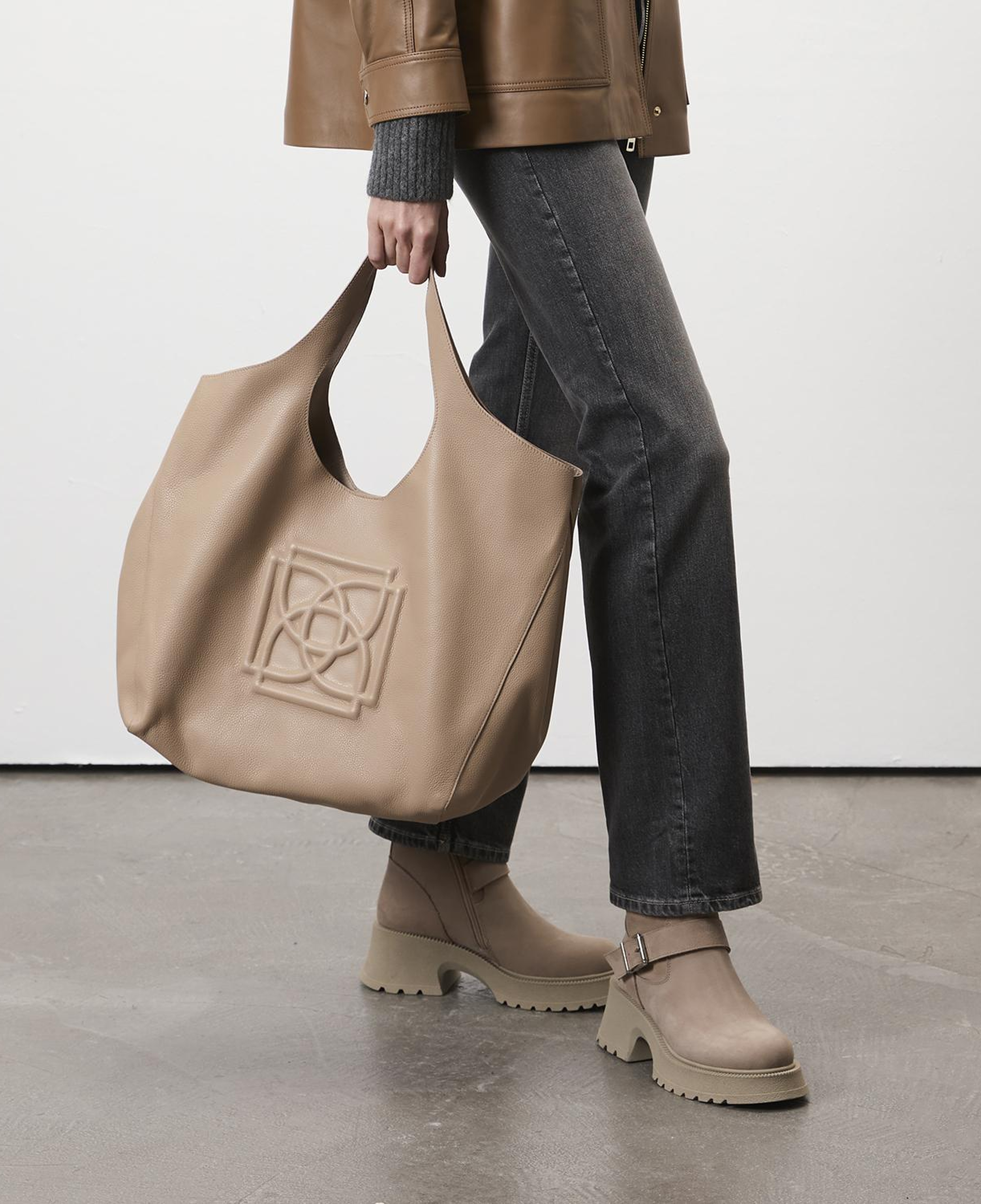 Kadın Bej Kemer Aksesuarlı Topuklu Deri Bot