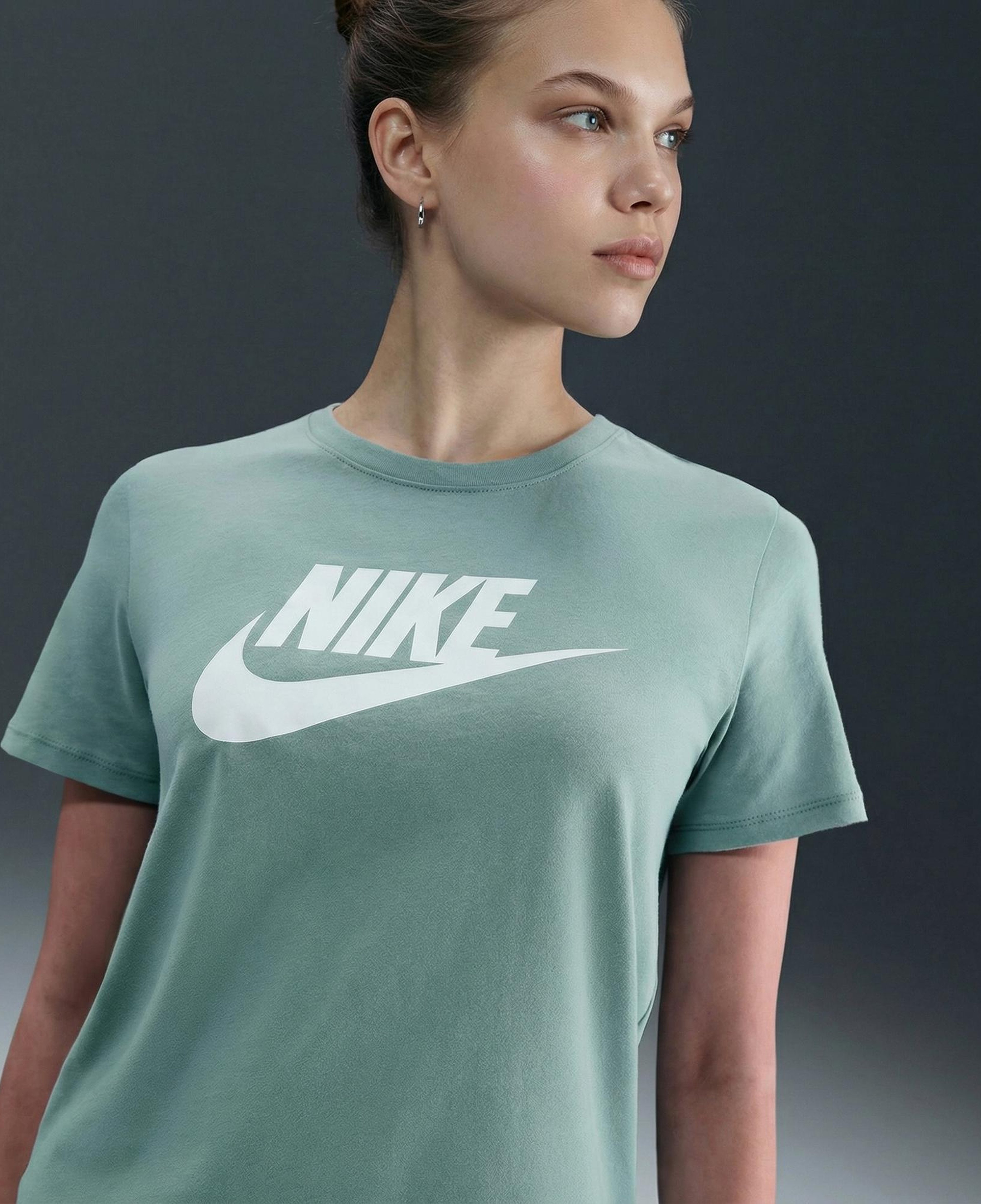 Nike Sportswear Club Essentials Kadın Yeşil T-Shirt