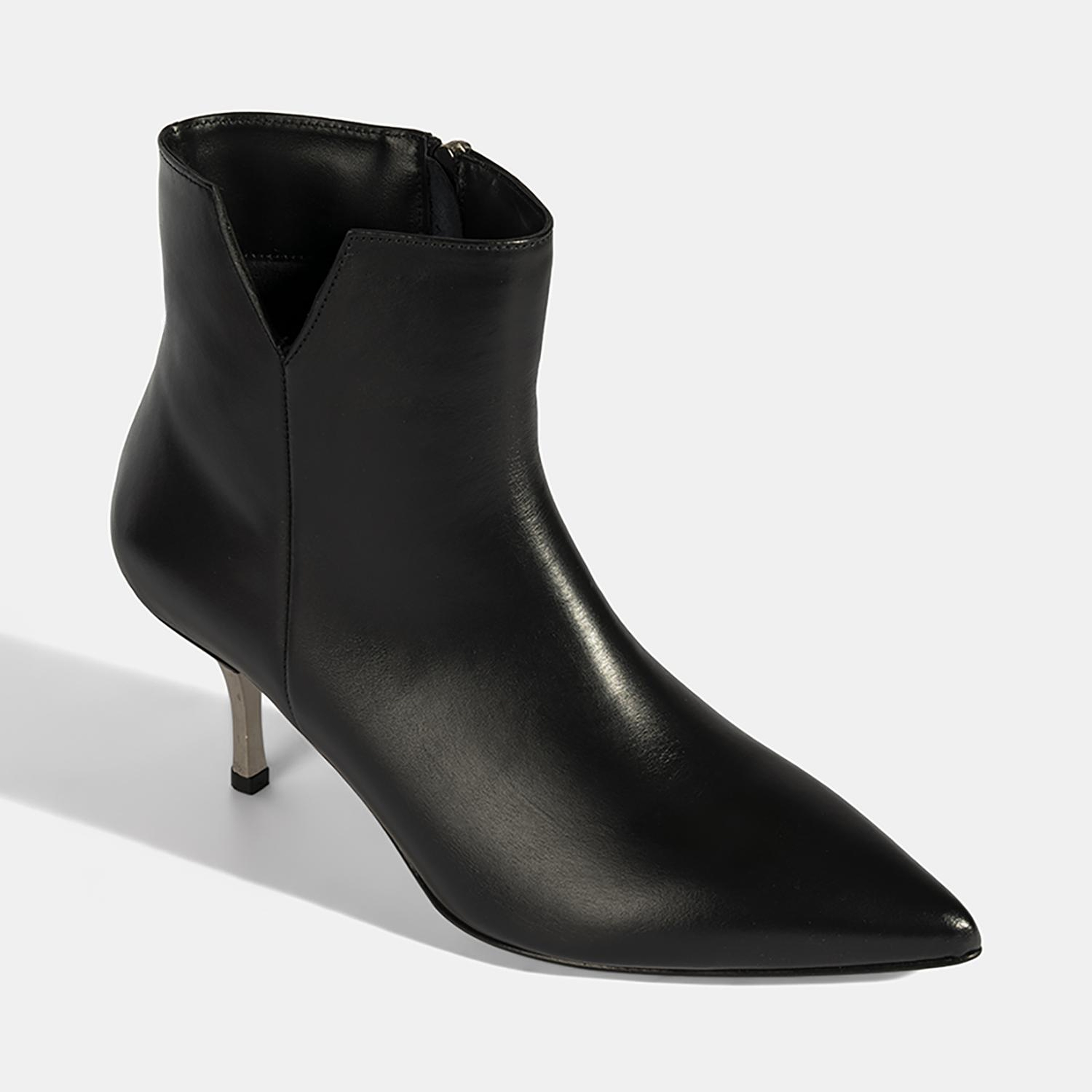 Kadın Siyah İnce Topuklu Sivri Burunlu Deri Bot