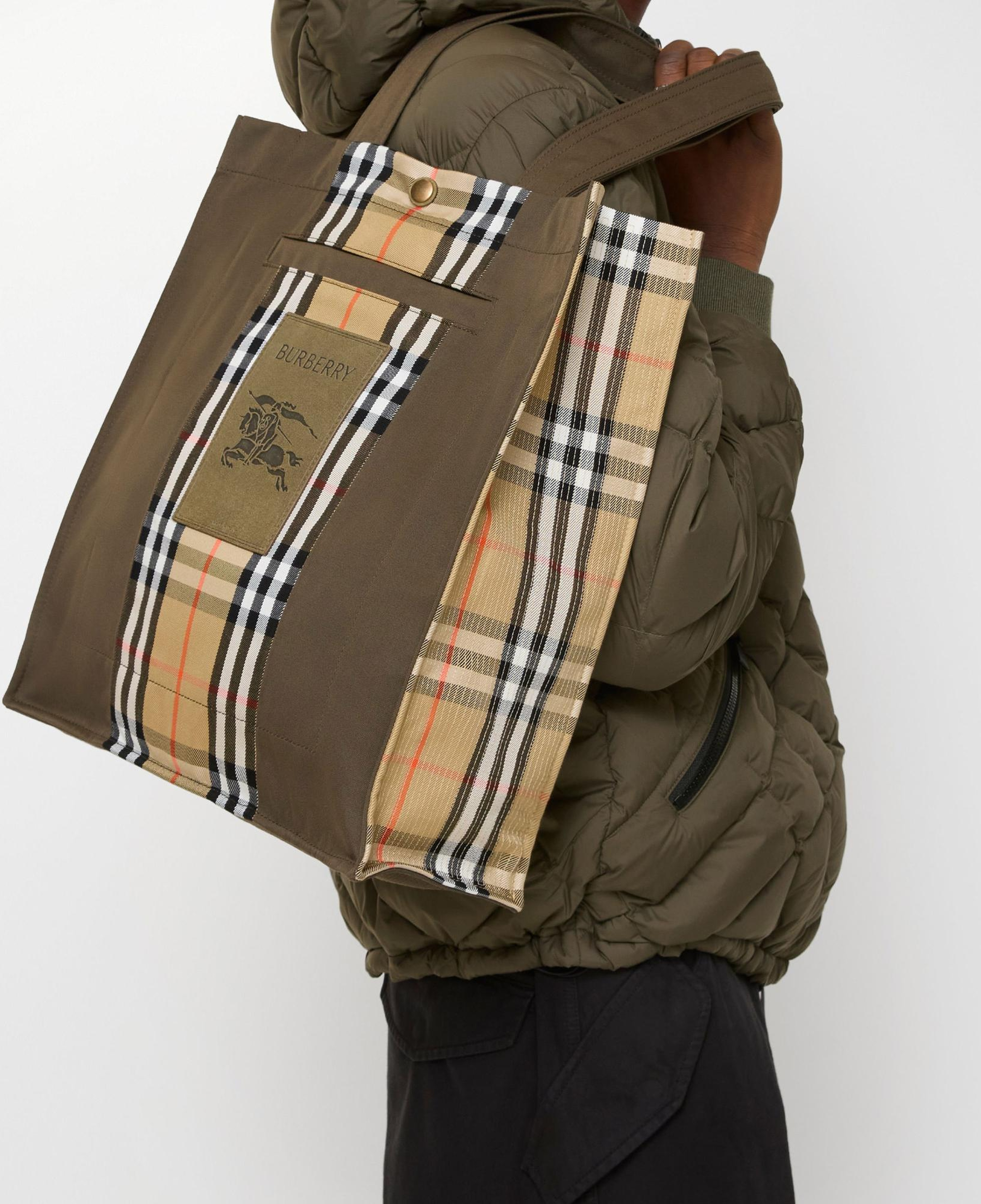 Burberry Check Trench Tote Erkek Haki Omuz Çantası