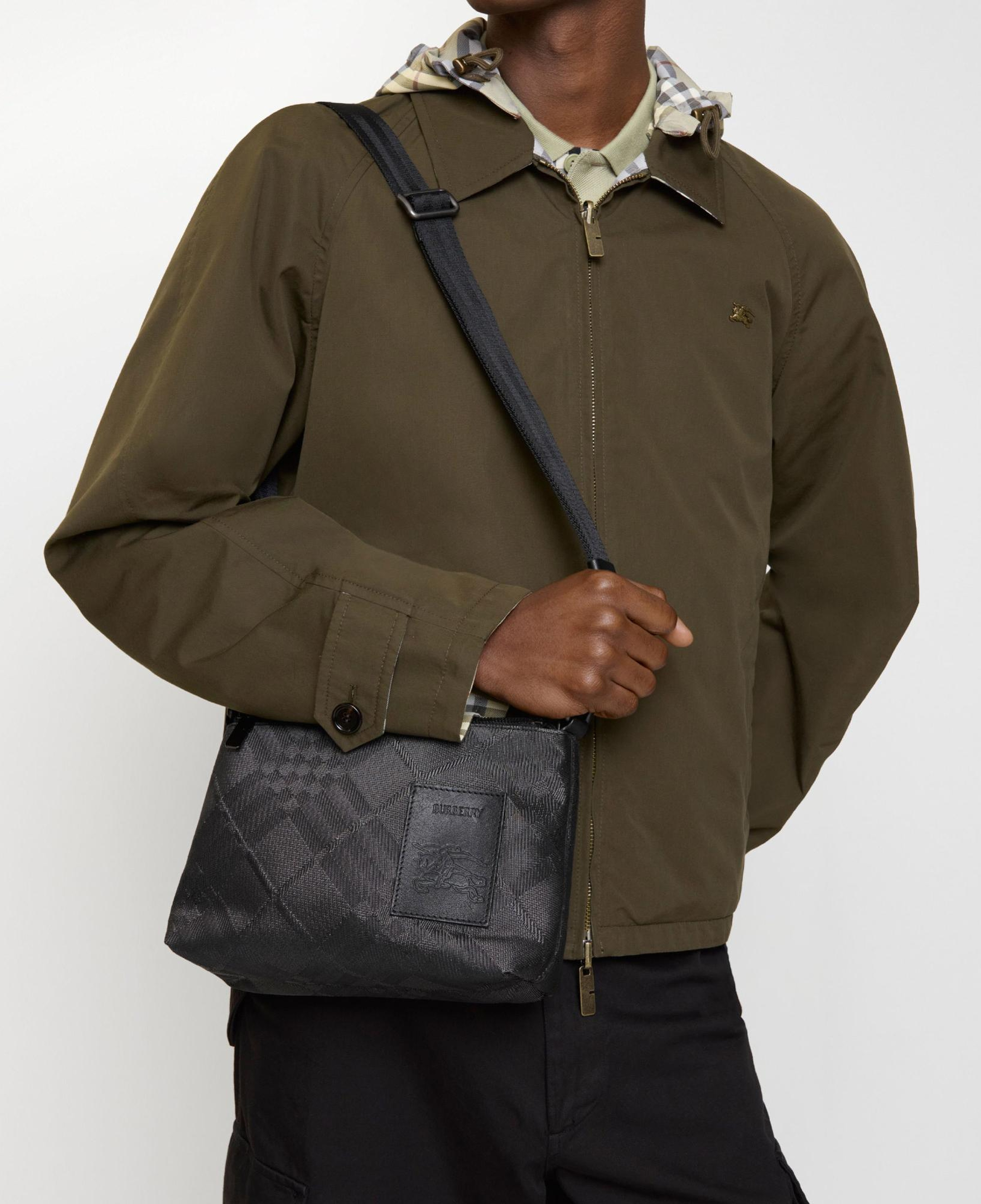 Burberry Chester Erkek Siyah Omuz Çantası