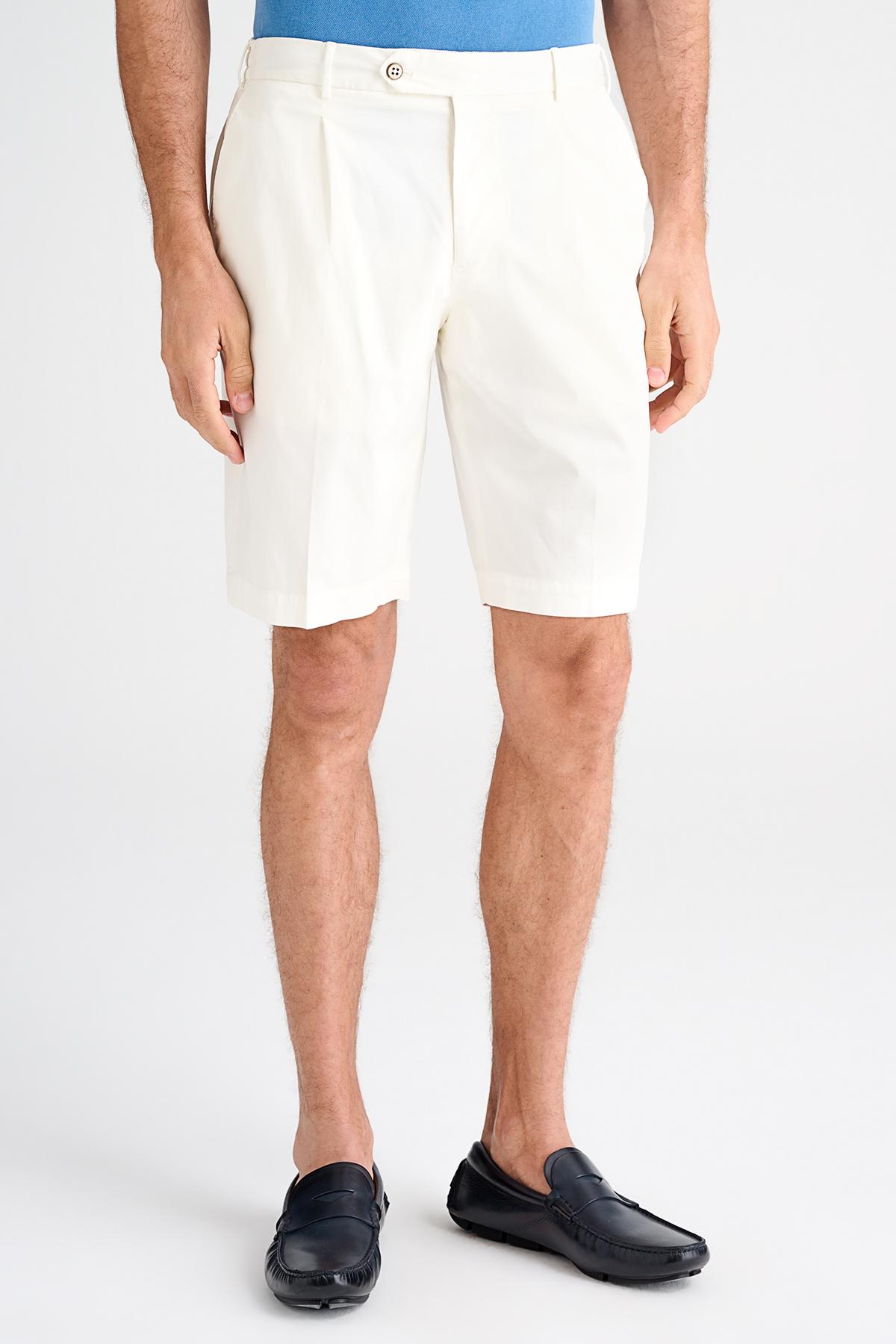 Erkek Beyaz Büzgülü Elastik Bel Bantlı Pilili Bermuda Şort