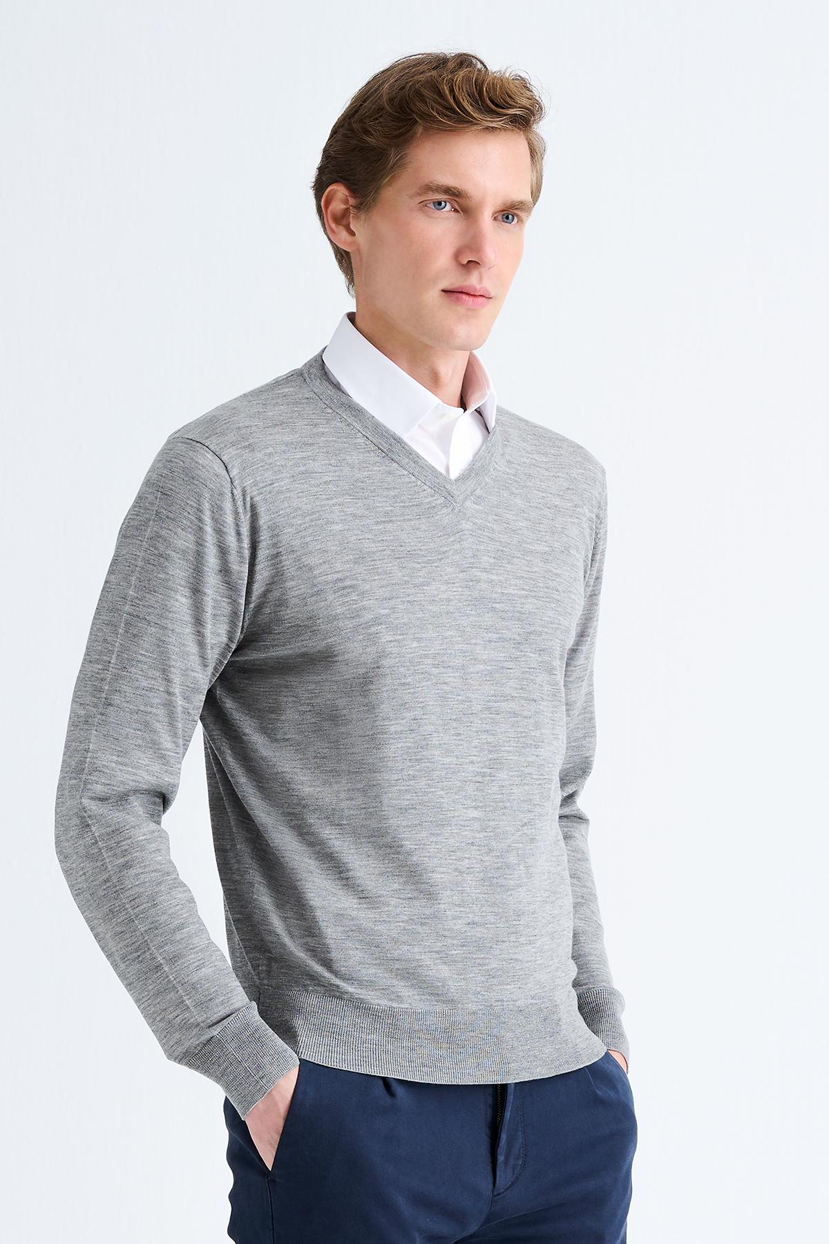 Erkek Gri V Yaka Yün Kazak