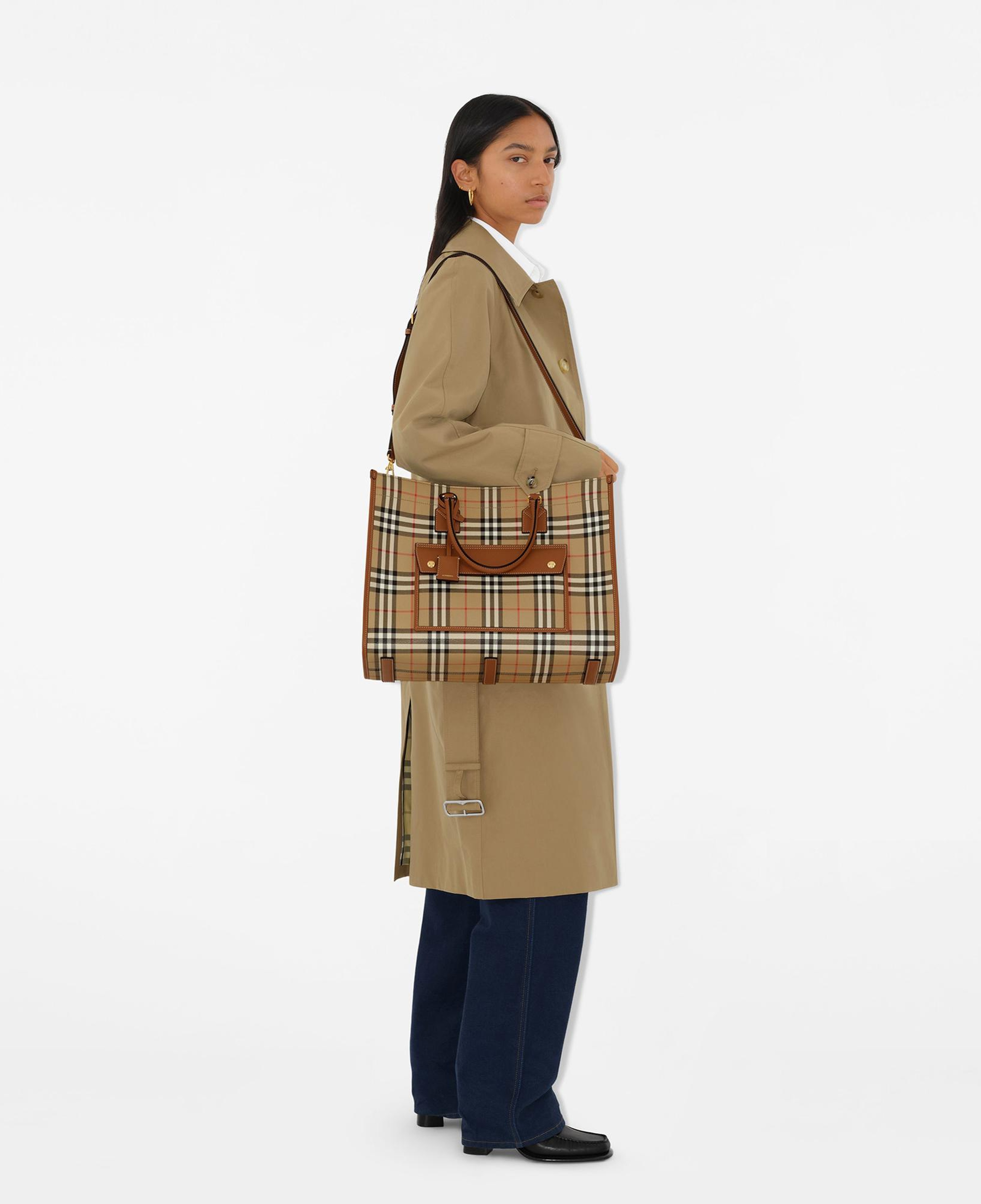 Burberry Freya Tote Kadın Bej Omuz Çantası