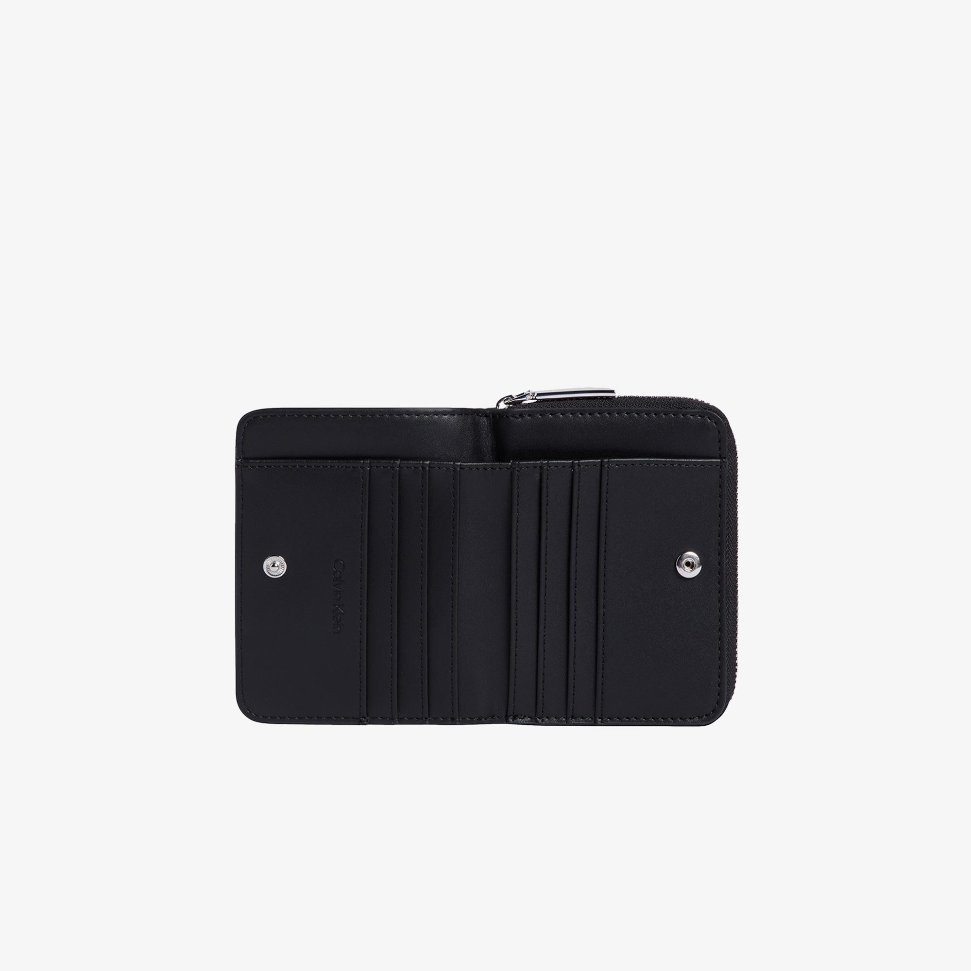Calvin Klein Must Zip Around Flap Kadın Siyah Cüzdan