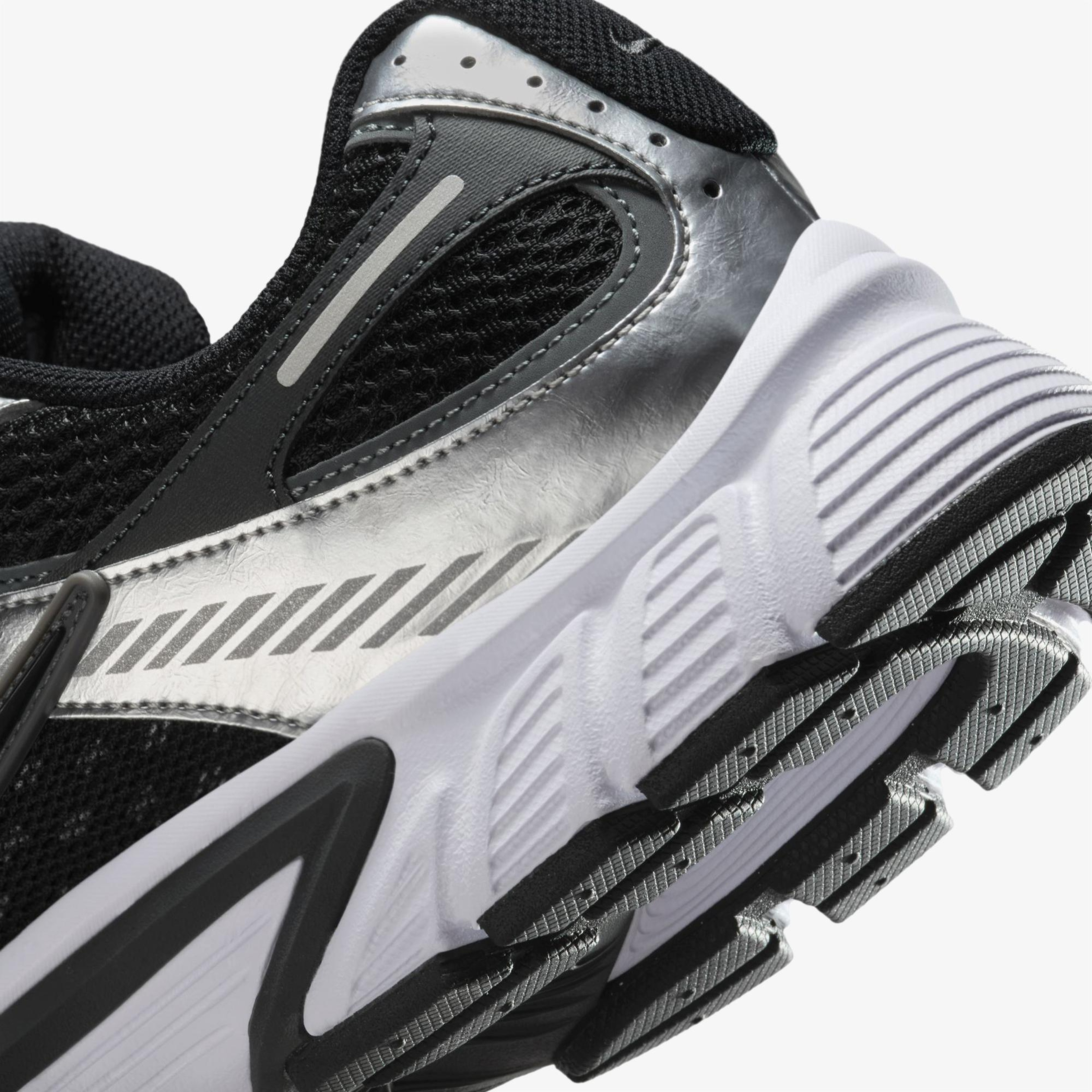 Nike V5 RNR Erkek Siyah Spor Ayakkabı