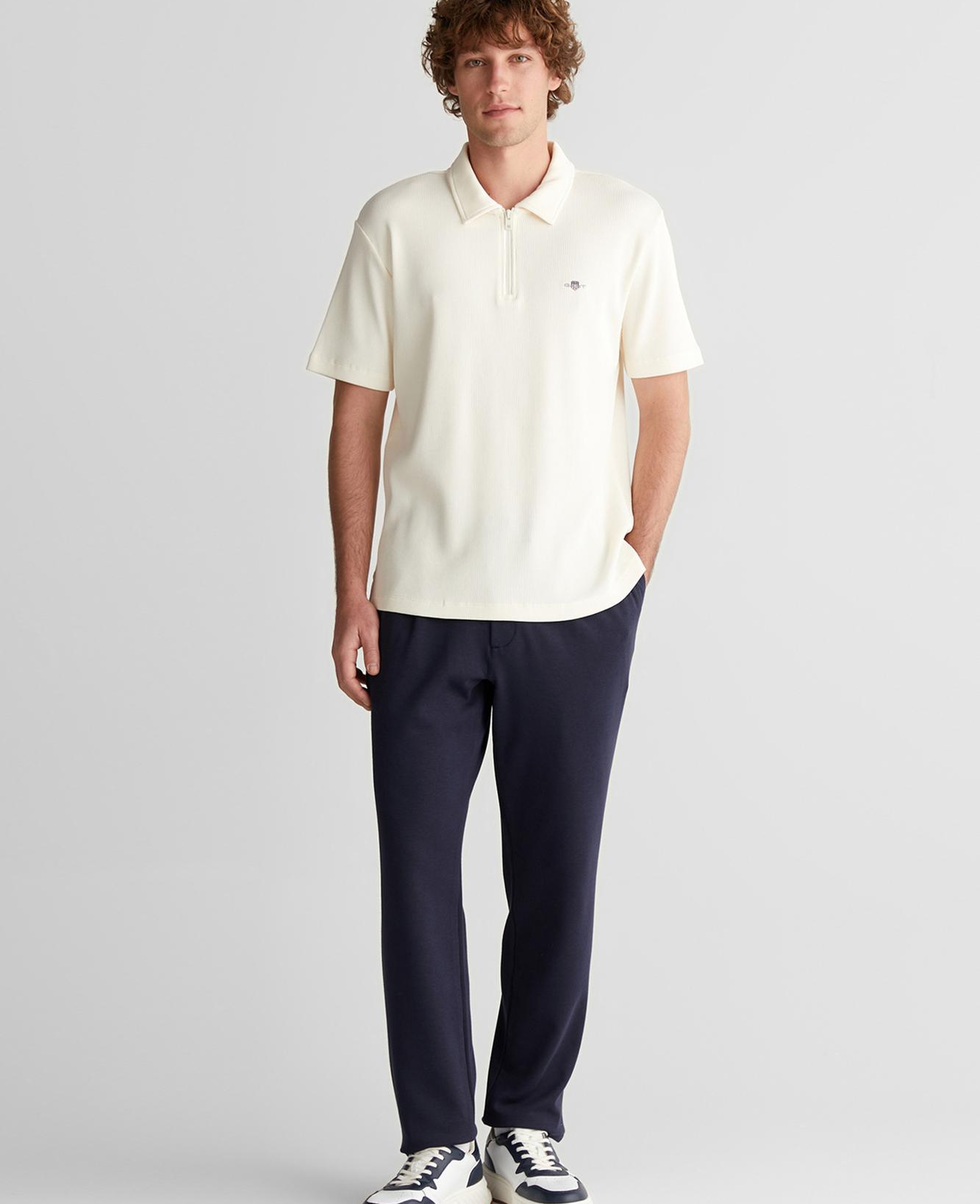 GANT Erkek Krem Relaxed Fit Yarım Fermuarlı Logolu Polo Yaka T-Shirt
