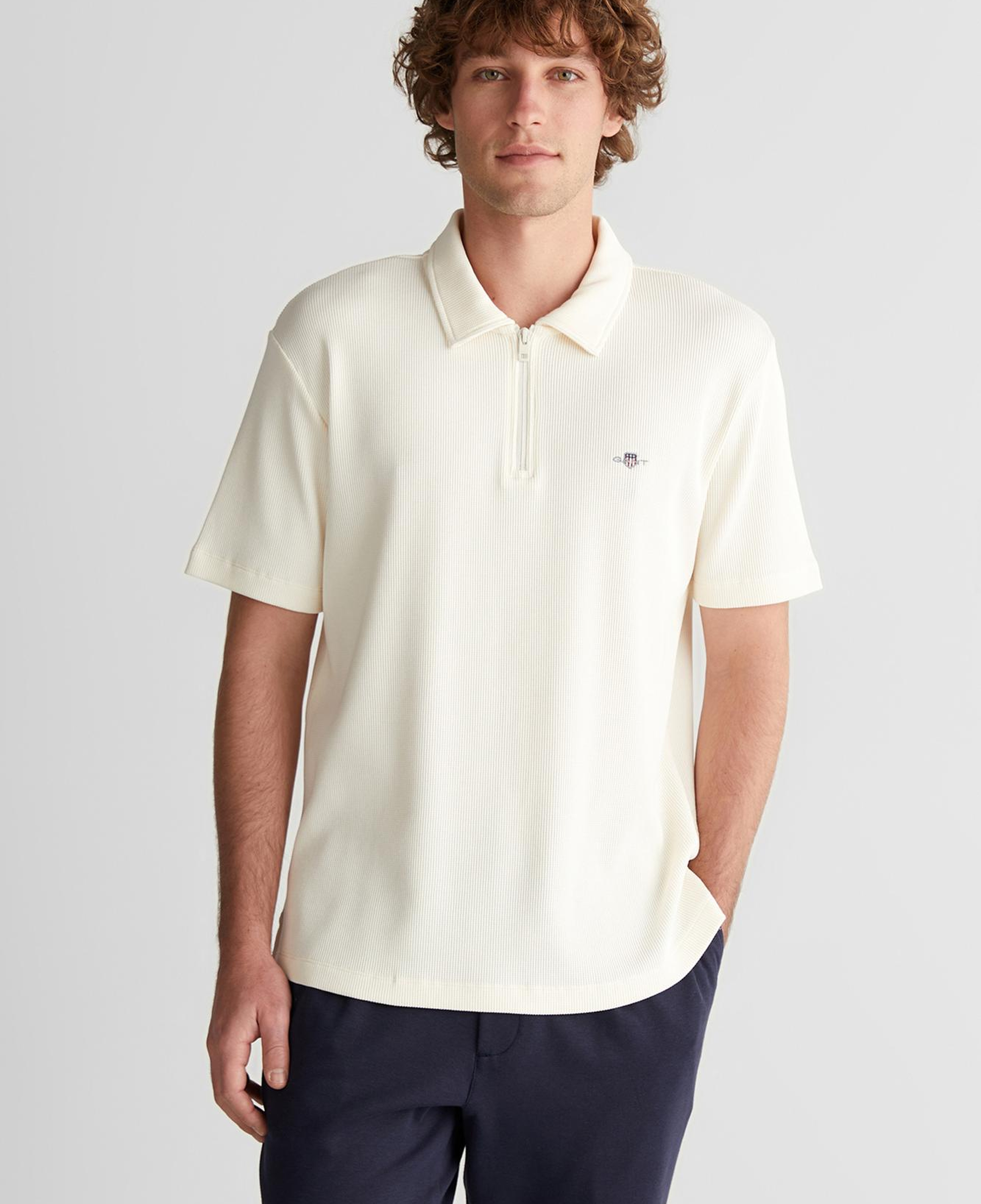 GANT Erkek Krem Relaxed Fit Yarım Fermuarlı Logolu Polo Yaka T-Shirt