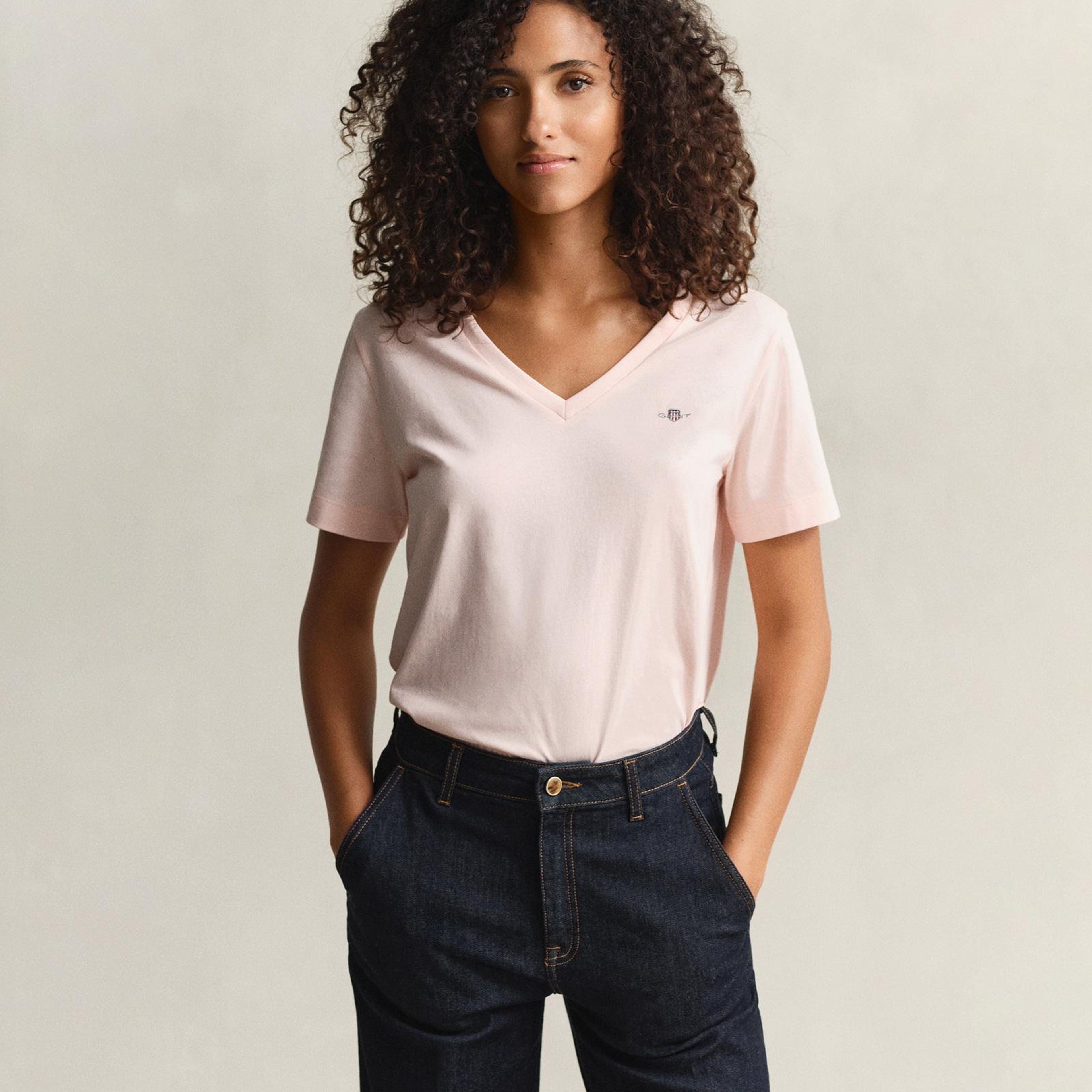 GANT Kadın Pembe V Yaka Regular Fit Logolu T-Shirt