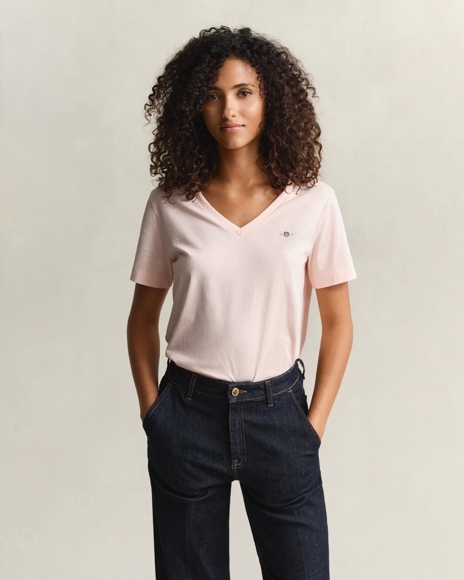 GANT Kadın Pembe V Yaka Regular Fit Logolu T-Shirt