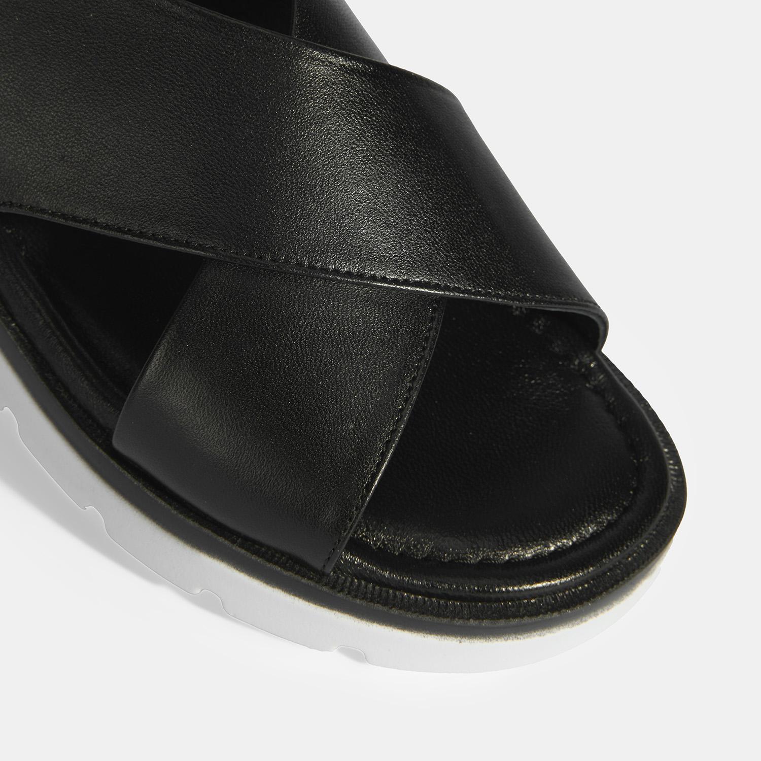 Siyah Kadın Lastik Bantlı Deri Sandalet