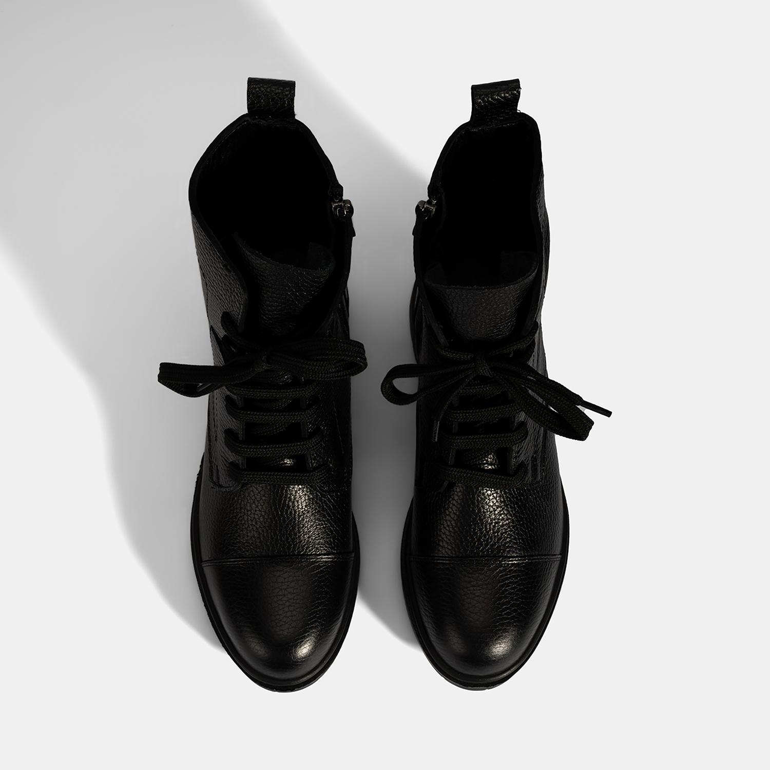 Kadın Siyah Bağcıklı Deri Postal Bot